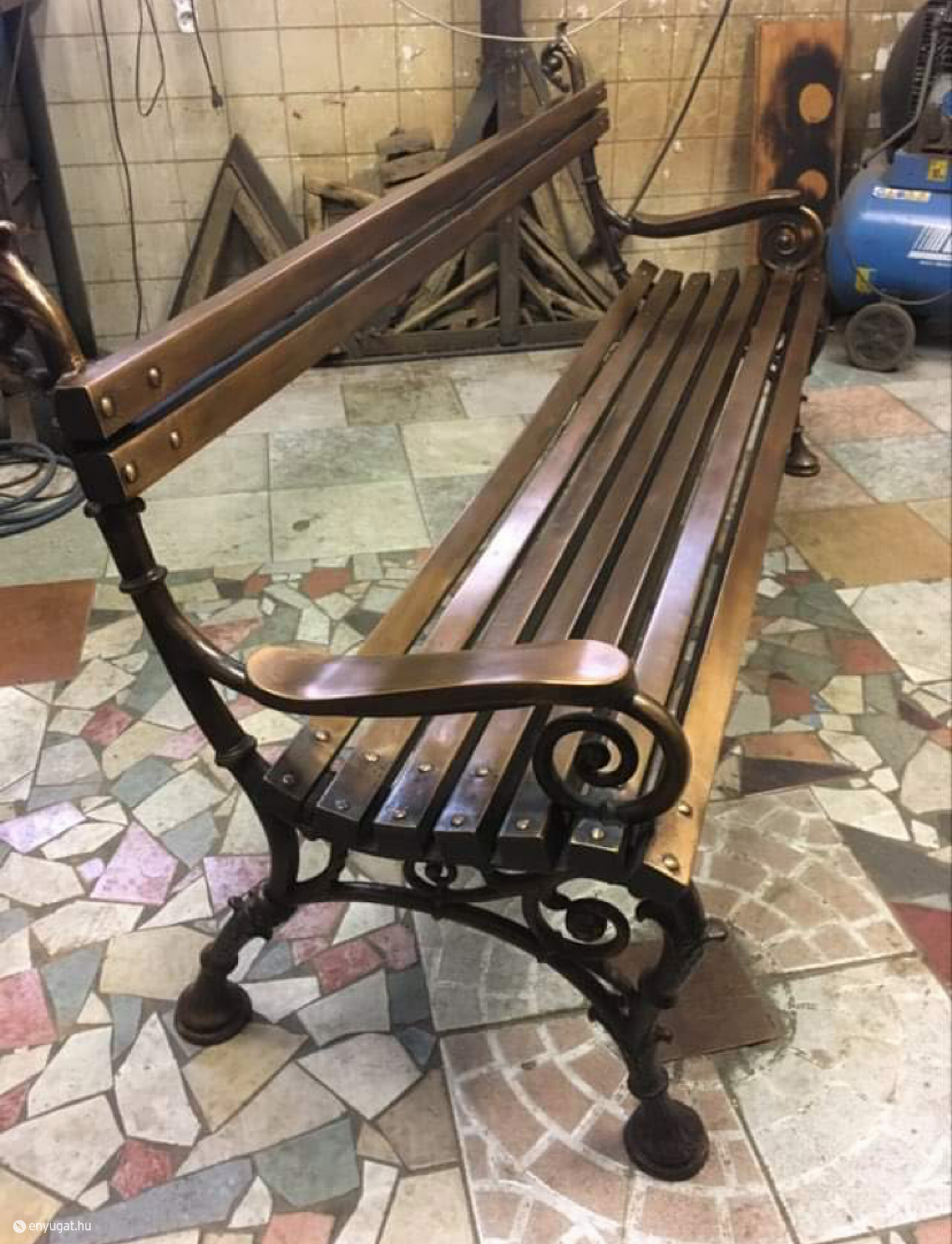 Kutas László szobrászművész gyönyörű bronz padot készített.