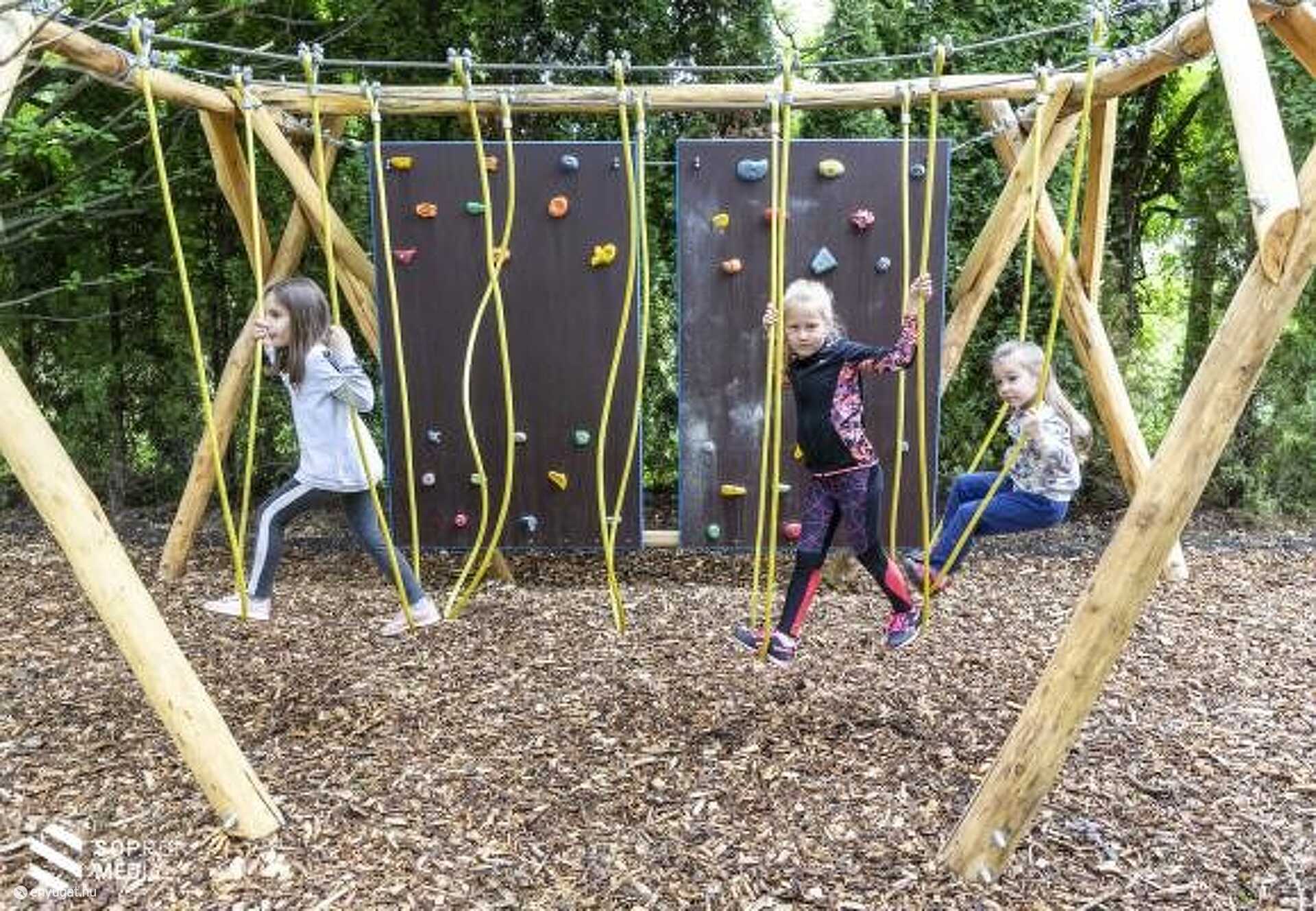 A Várisi úti buszforduló közelében várja a gyerekeket az alpinpark.