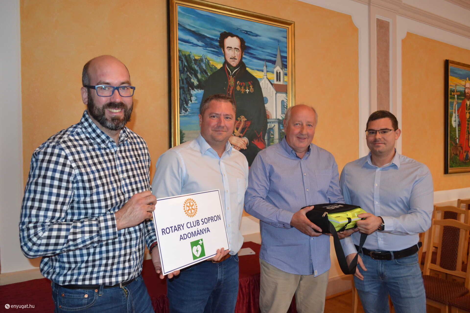 Molnár Tibor, Göde József, Csorba János és dr. Koloszár Gábor. Köztük a főszereplő: a defibrillátor.