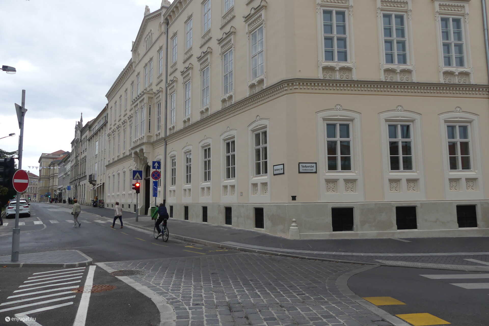 Széchenyi tér sarka kordonok nélkül