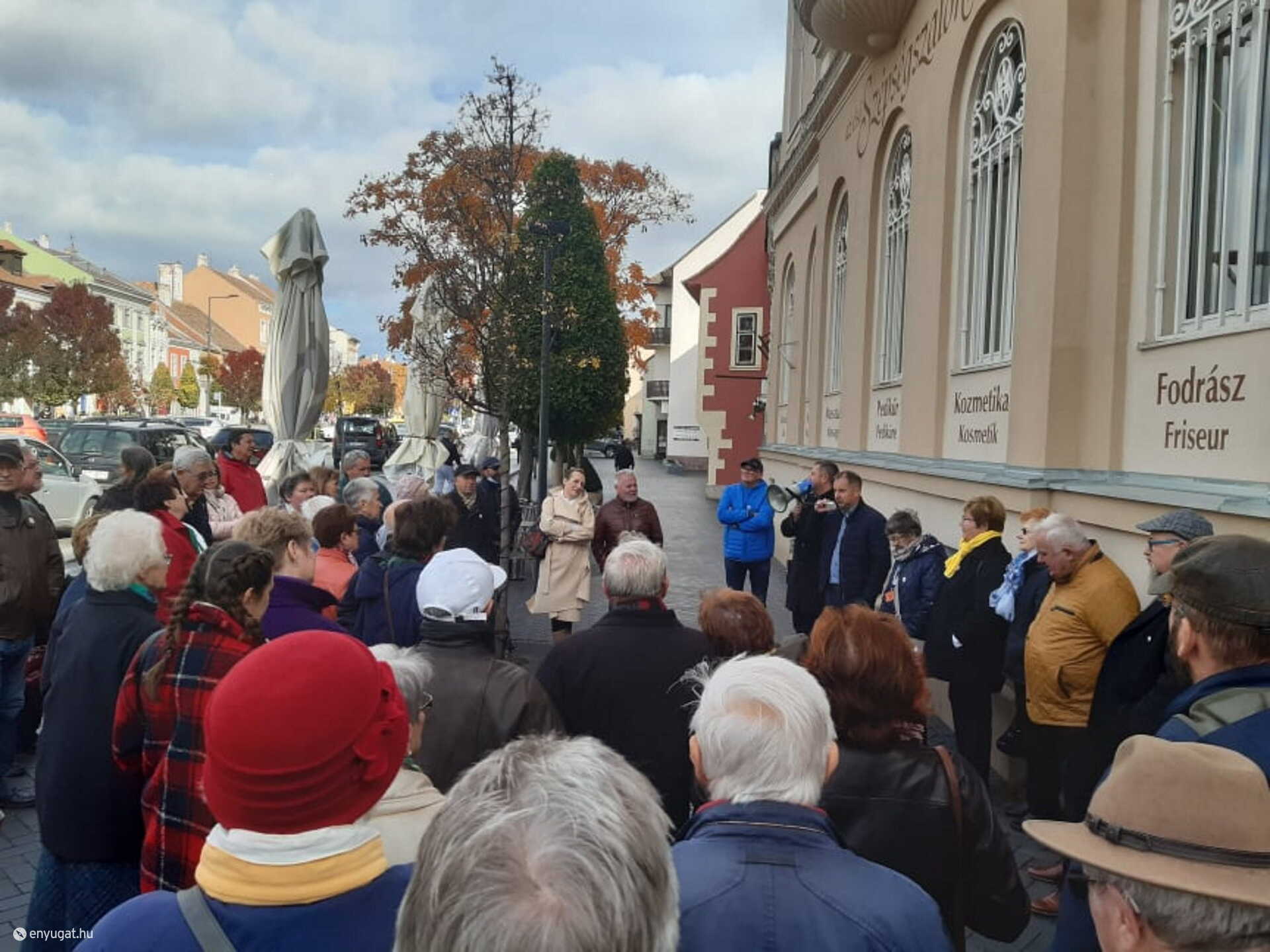 A Várkerületen is végigcsilingelt egykor a soproni villamos, amiről újdonságokat is megtudhattak a séta résztvevői.