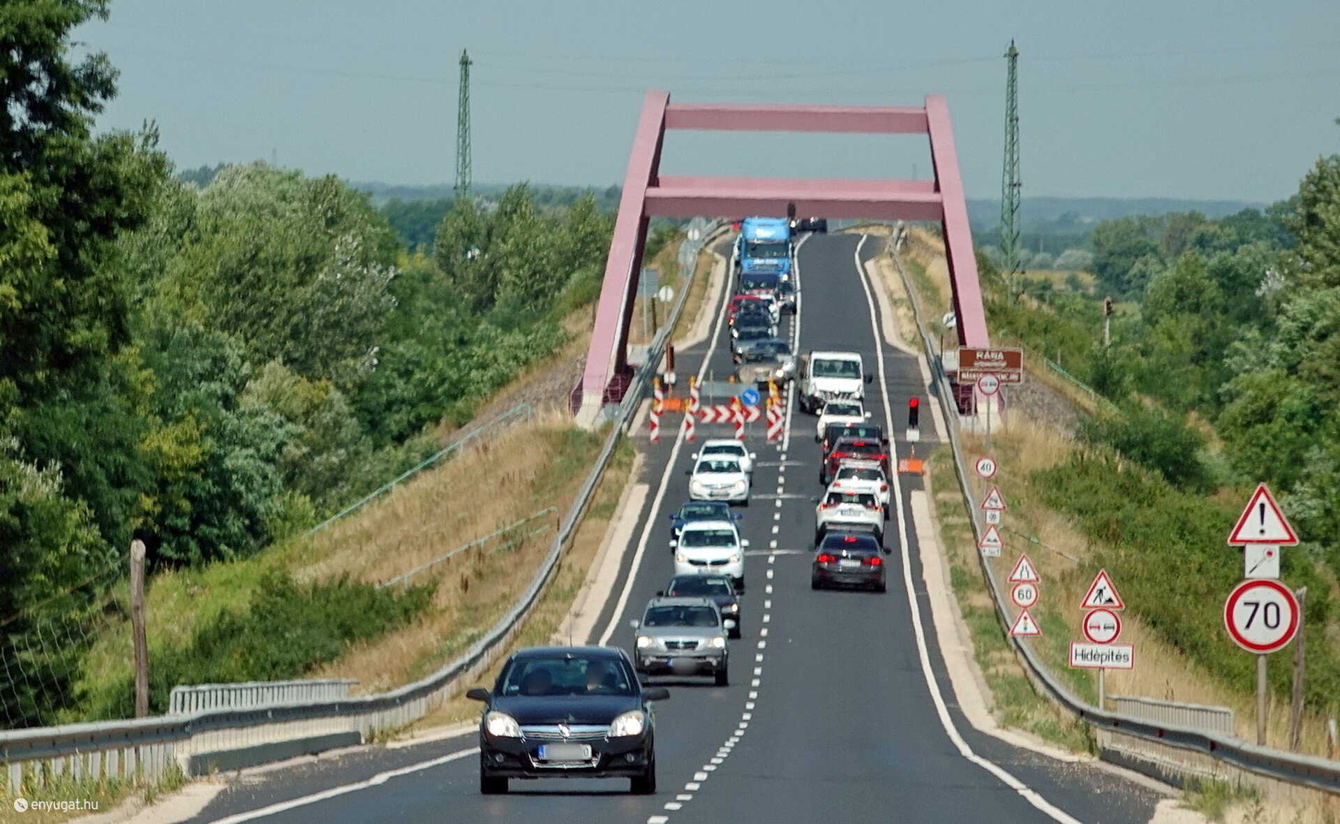 Félpályás lezárás a Nádasdy Ferenc hídon, Sárvár közelében