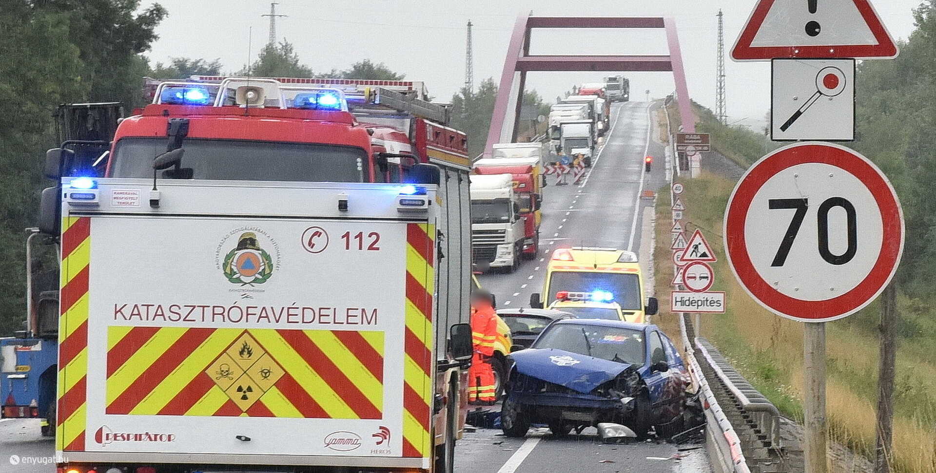 Nagyobb baleset is történt a Nádasdy-hídnál, autósort összetoló teherjármű miatt