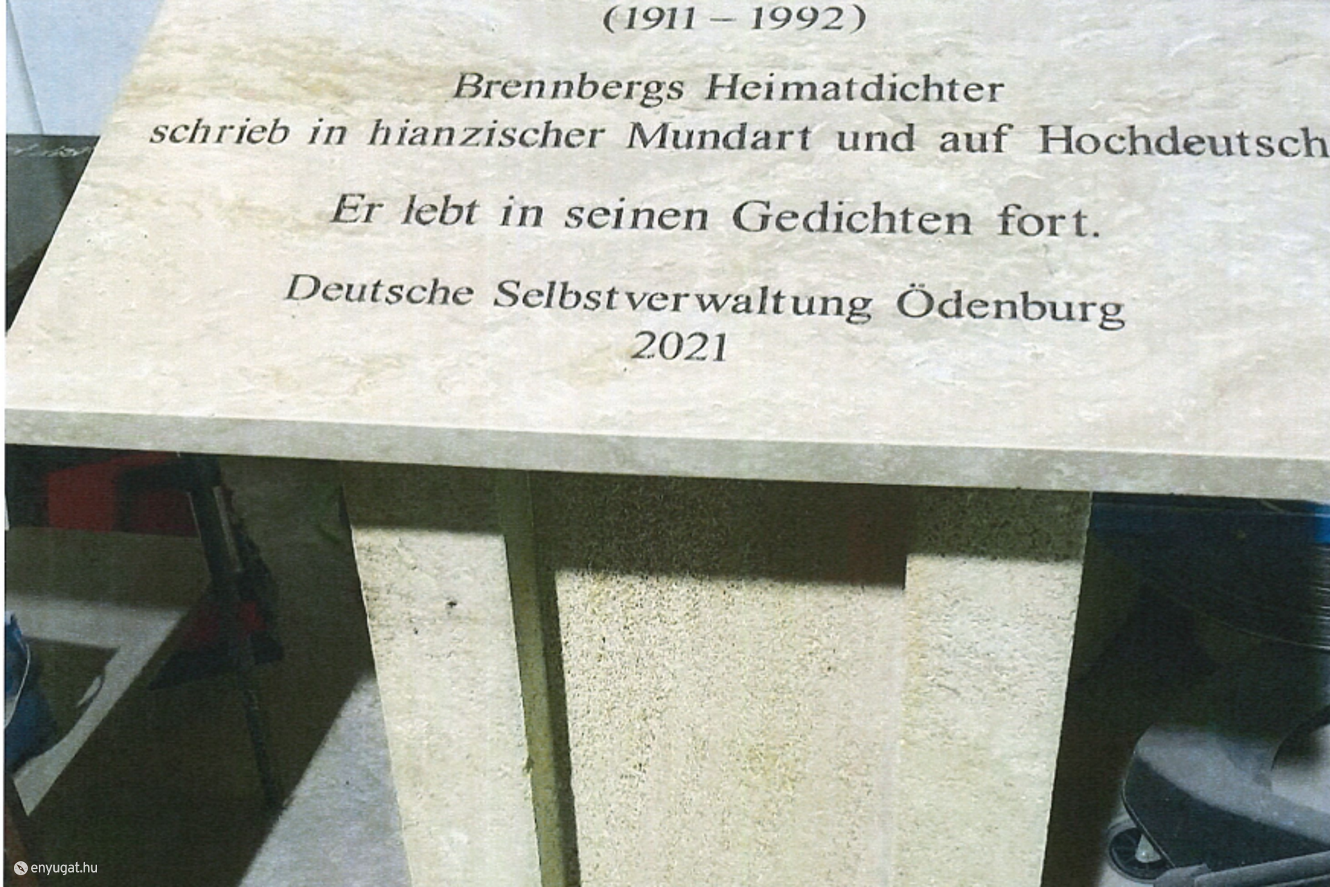 A posztamensen álló emléktábla már el is készült.