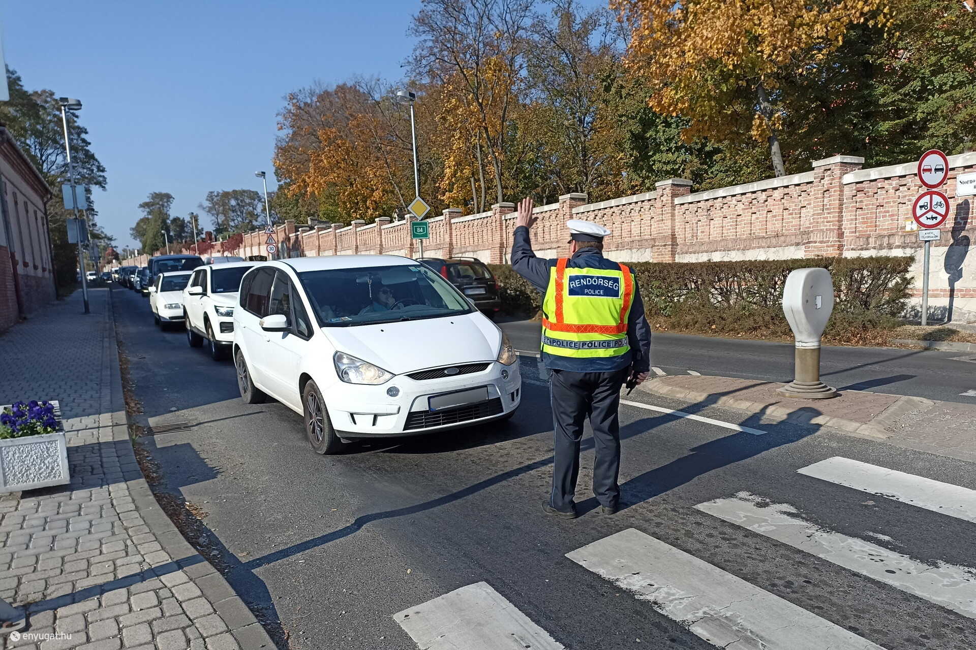 A közlekedésrendészet egyenruhásai az utakon segítenek, a nyomozók a sírkertekben figyelnek.