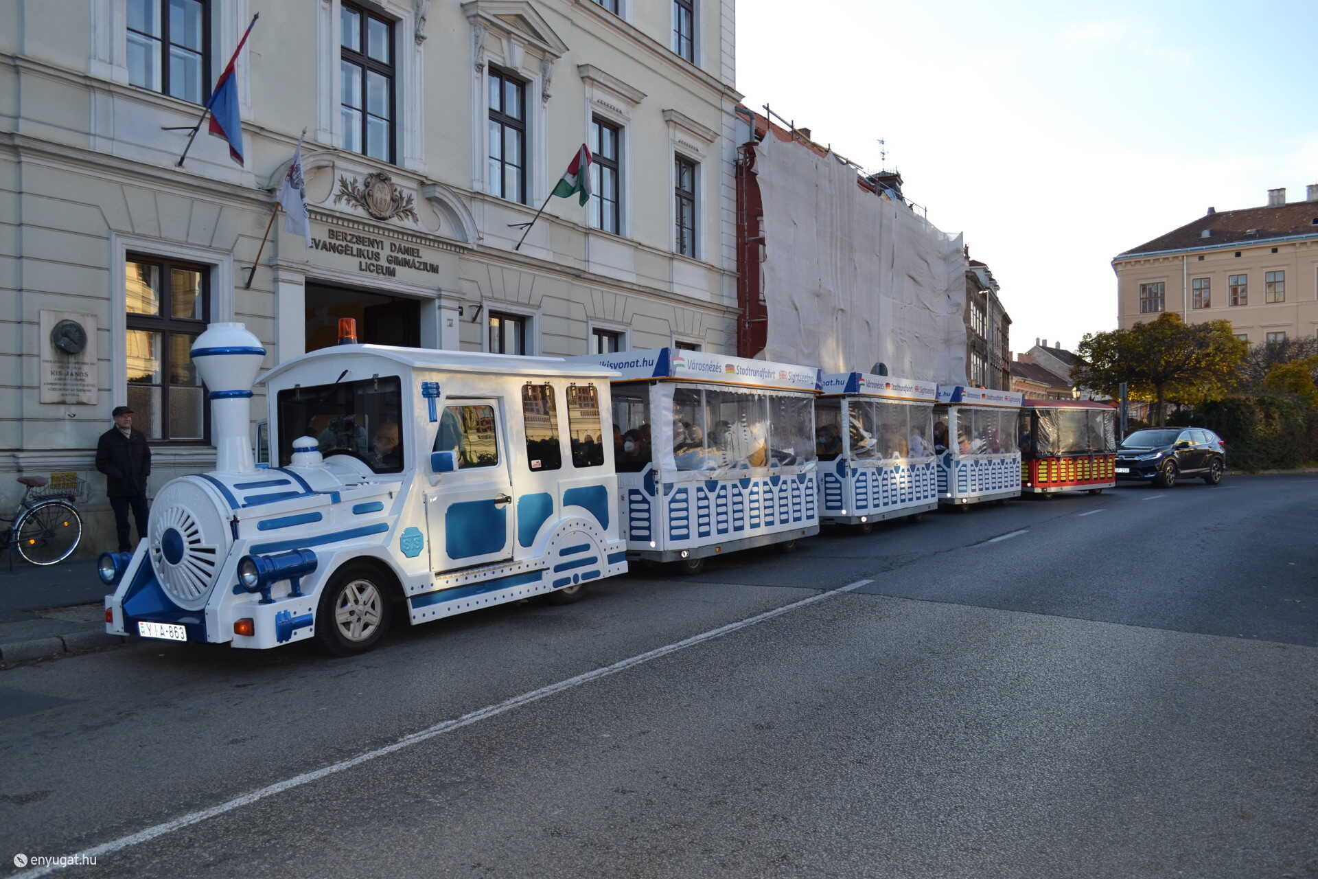 Indul a kisvonat. Szükség volt a pótkocsira is.