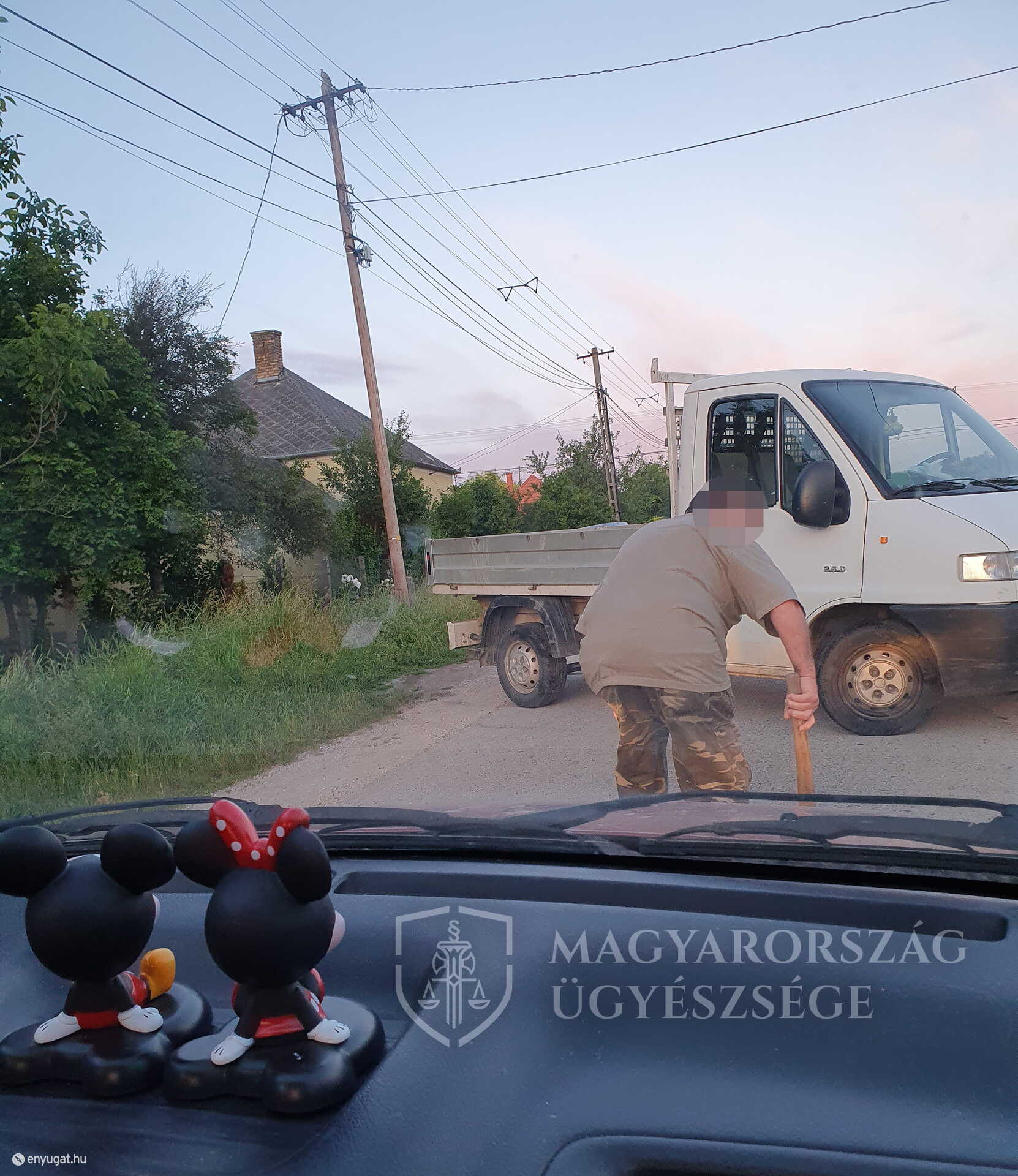 Az eltüzelt fa árát követelte. Baltával.