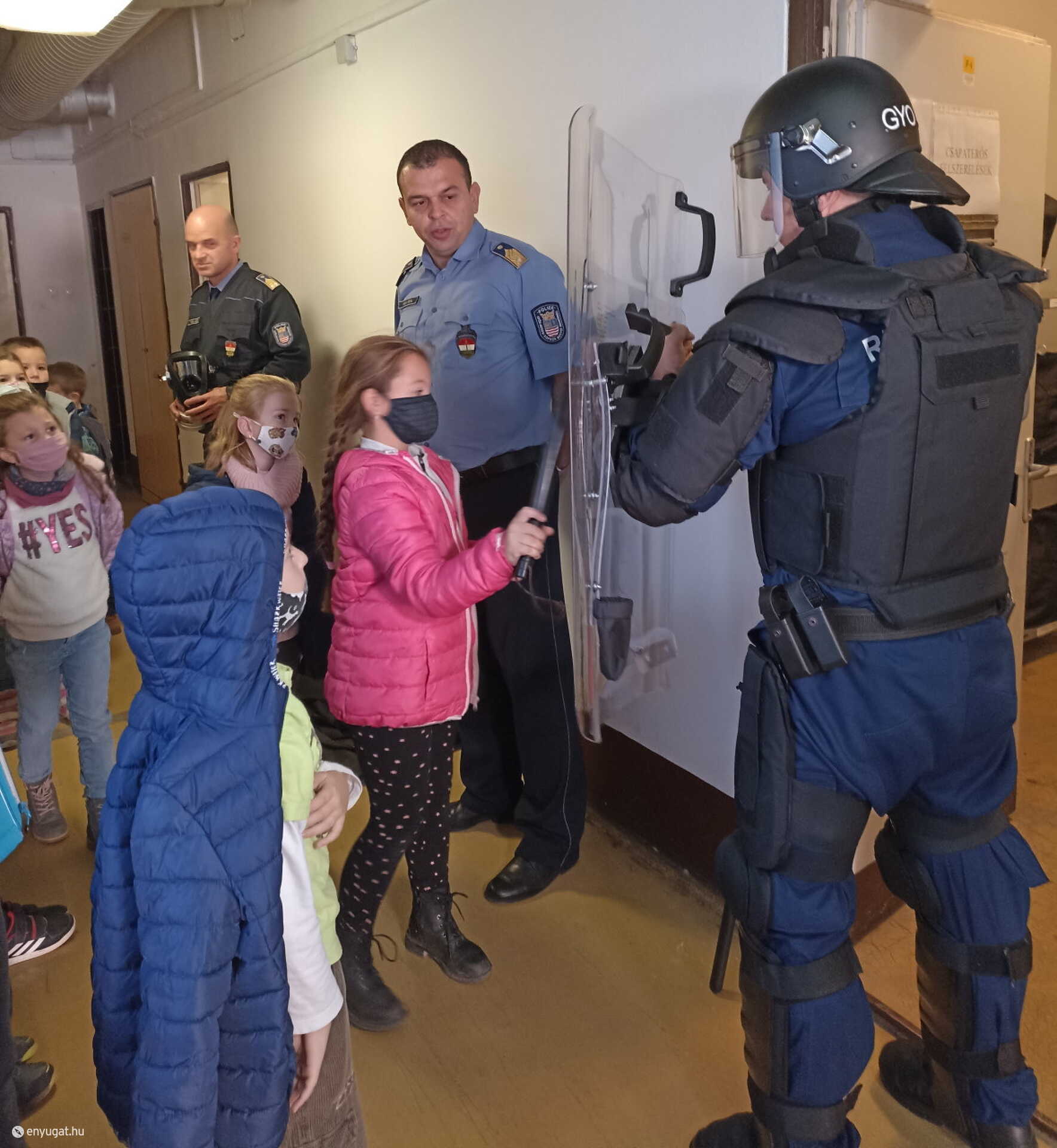 A bevetési ruhát, hivatalos nevén a testpáncélt is megnézhették a gyerekek.