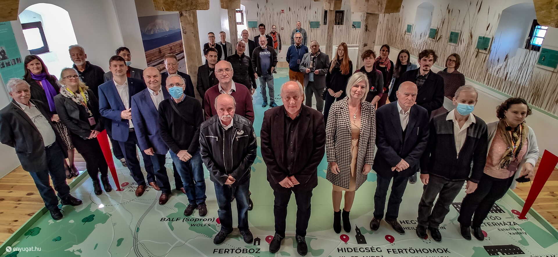 A munkaértekezlet résztvevői a látogatóközpontban.