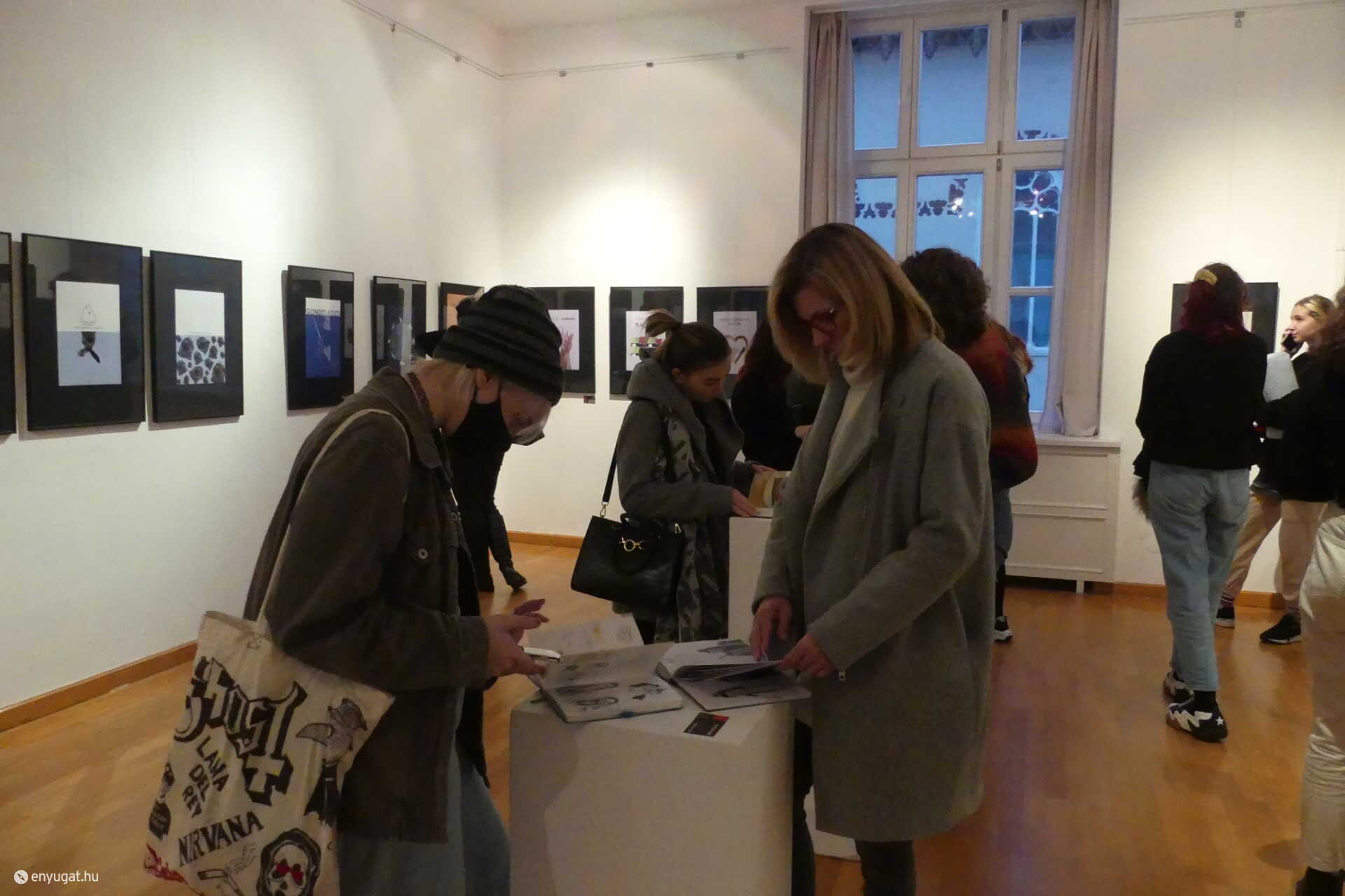 Fekete alakok színesen kiállításmegnyitó