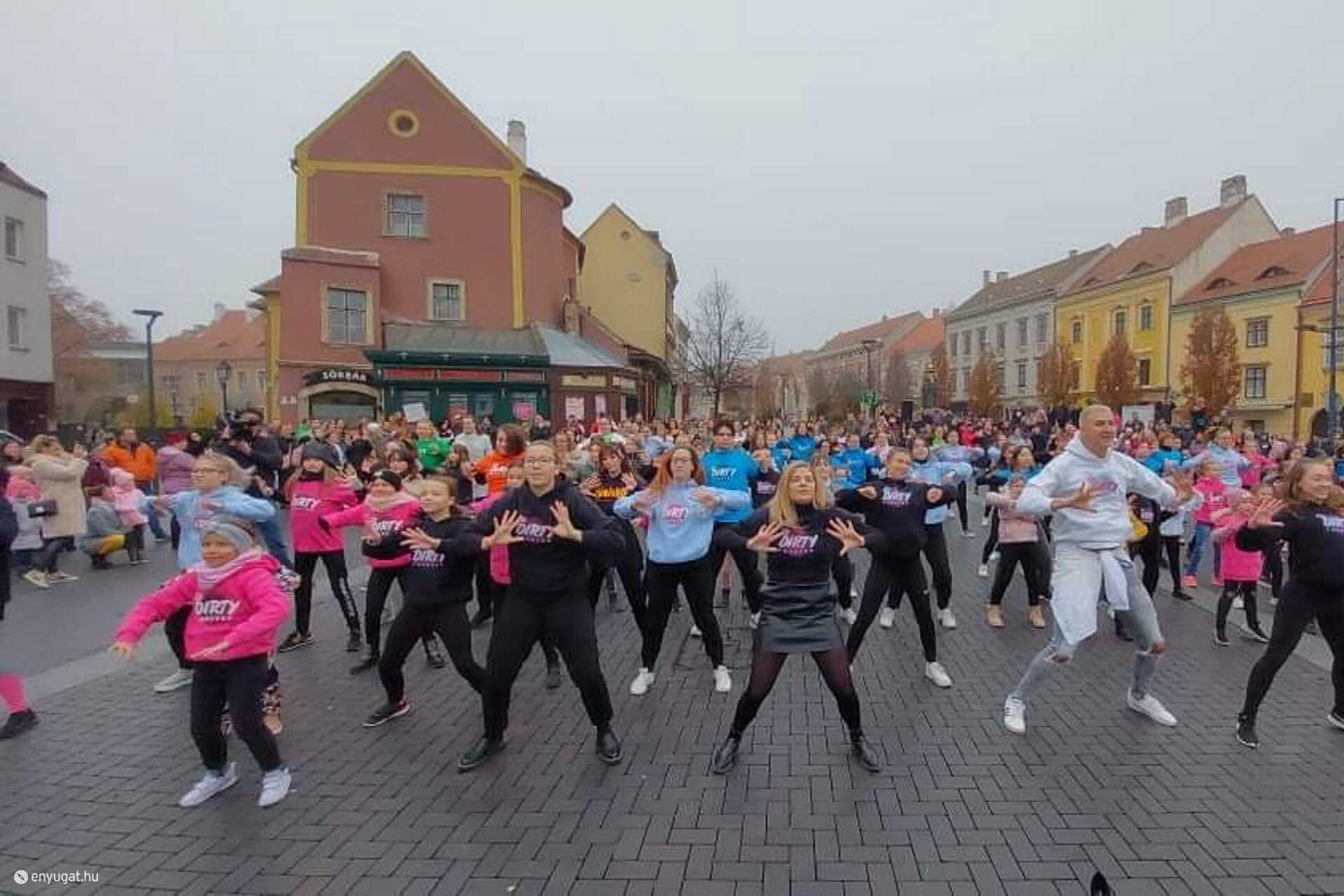 A Mária-szobornál közel háromszázan táncoltak.