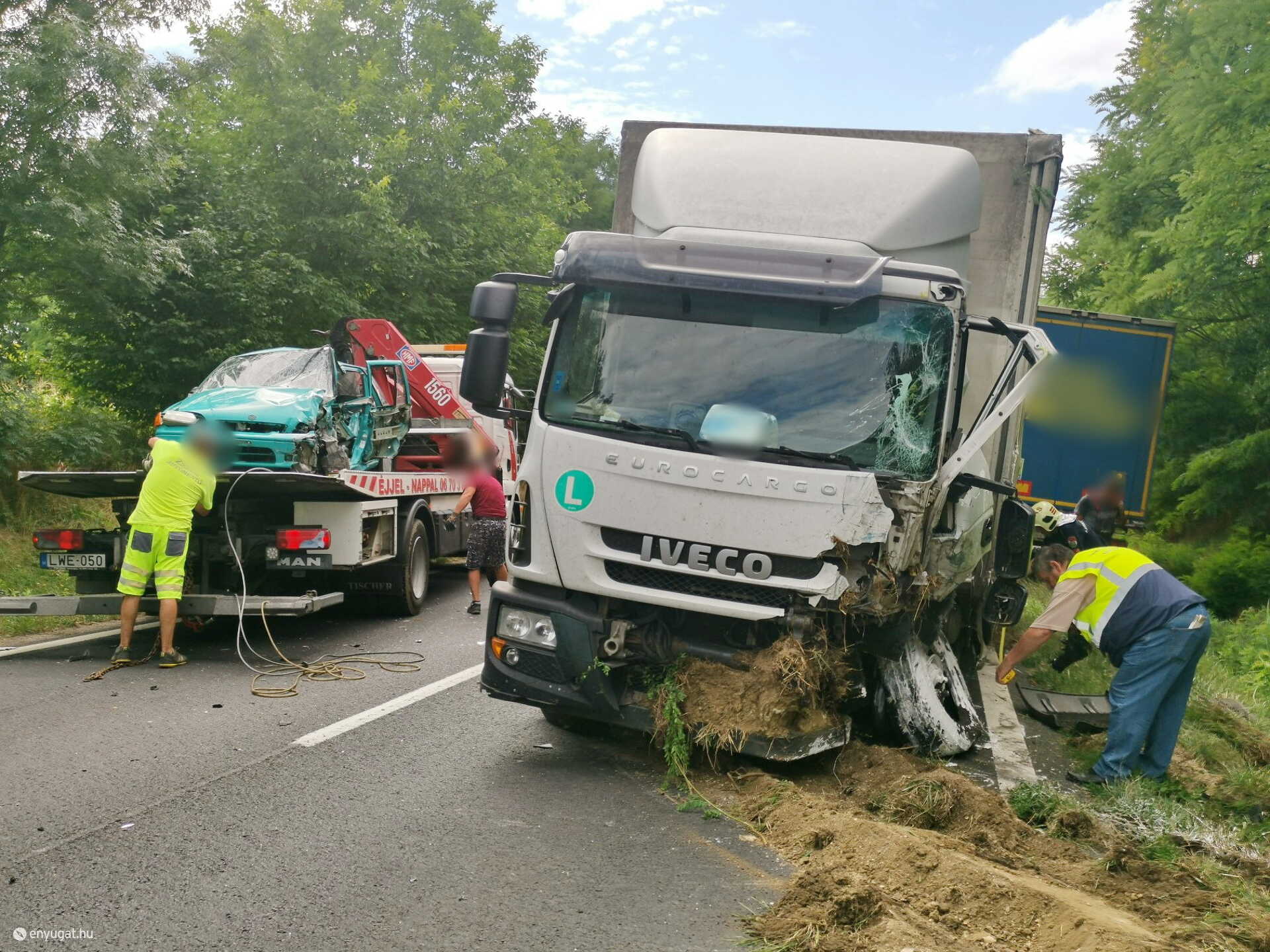 Halálos baleset Karakónál - Suzuki tért át teherautó elé