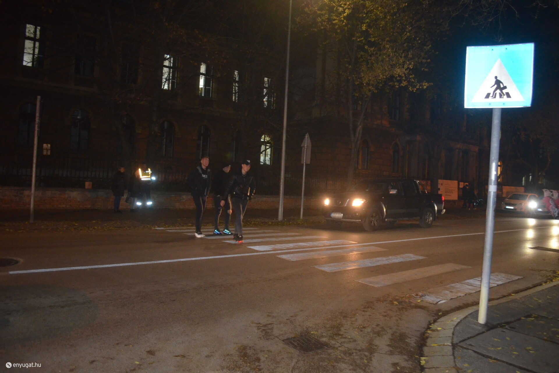 Sötét ruhában nehéz észrevenni a gyalogost, különösen esős időben.