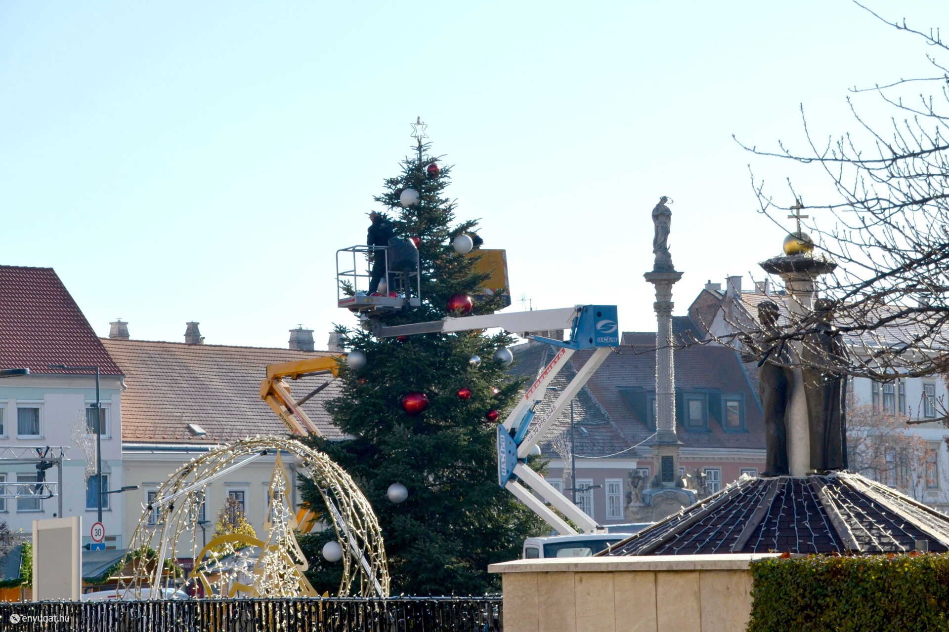 Sopron karácsonyfájának feldíszítéséhez daru is kell.