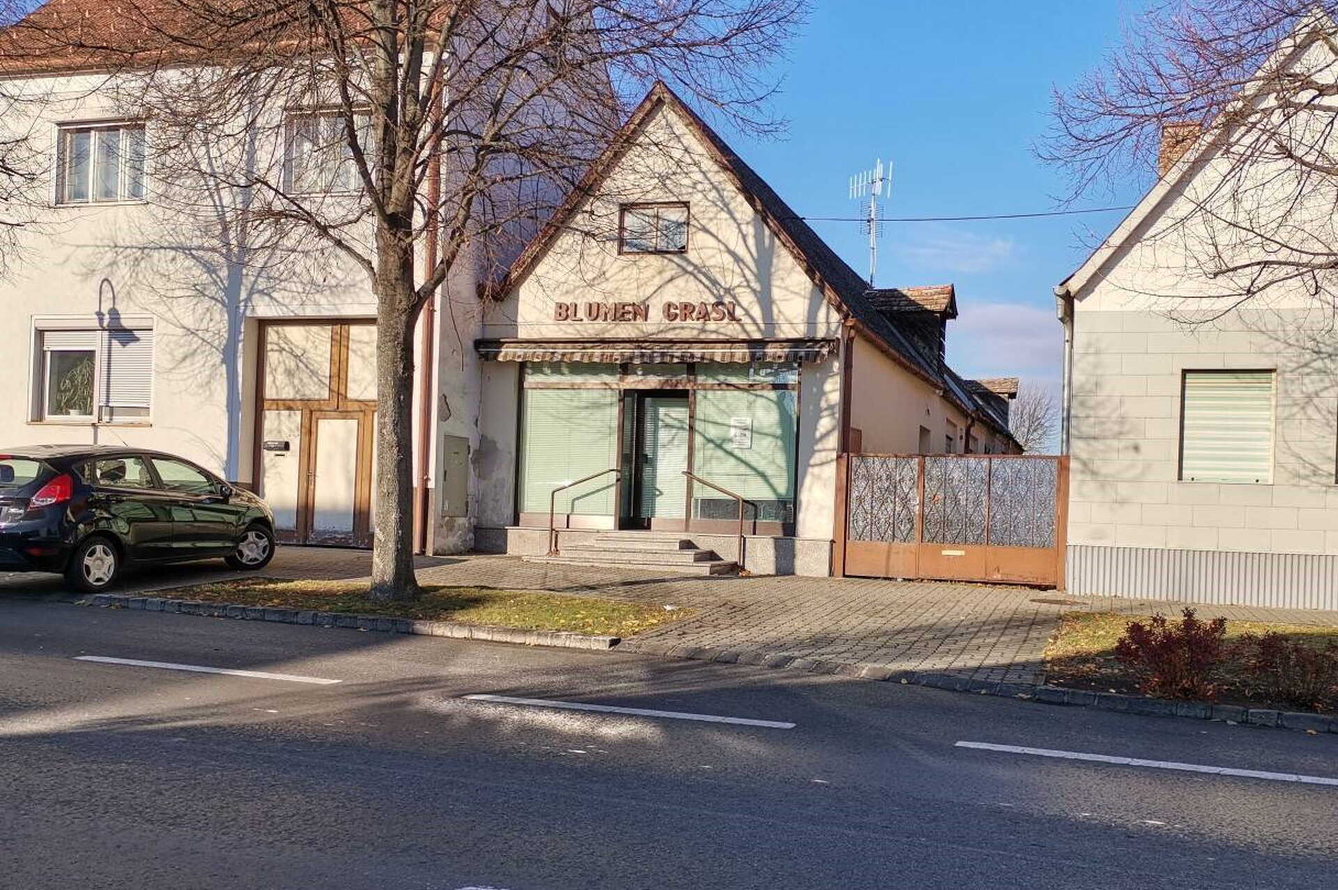 Az egykori Grasl virágüzlet Somfalván