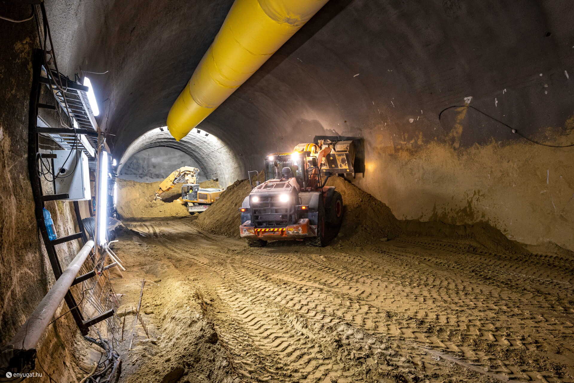 Az alagút építése komoly biztonságtechnikai megoldások mellett történik.