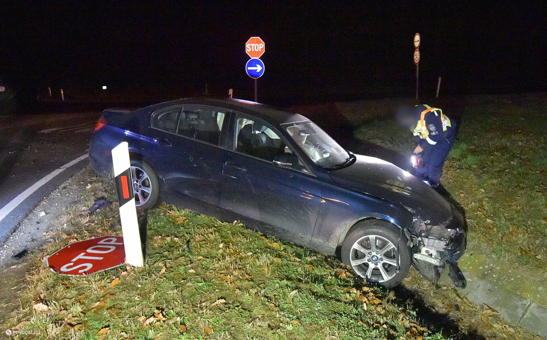 A BMW eddig tisztázatlan okból tért le a 84-es főútról és árokba lökött egy Skodát