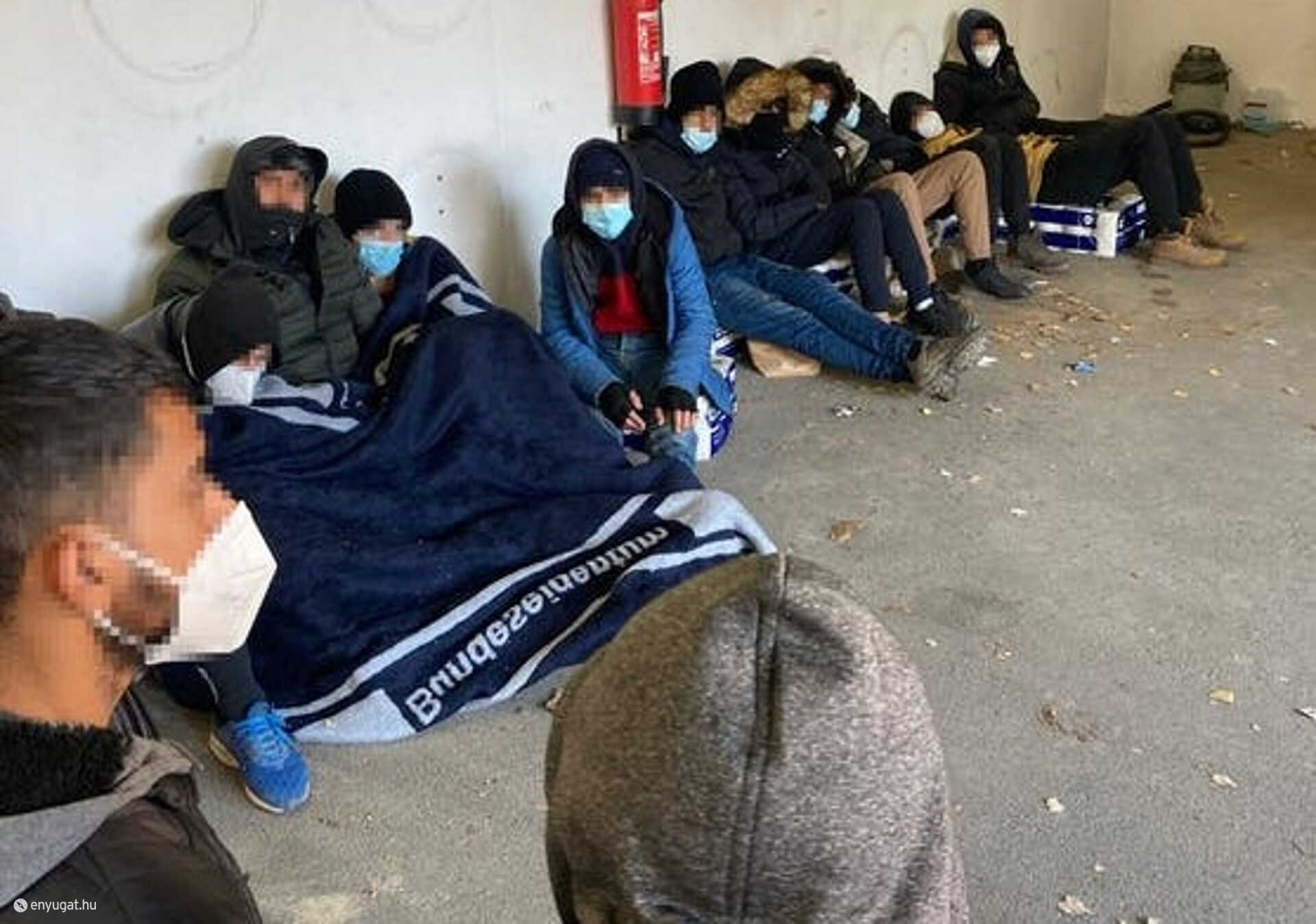 Menekültek, akik átjutottak ugyan, de az osztrák határőrök elfogtak.