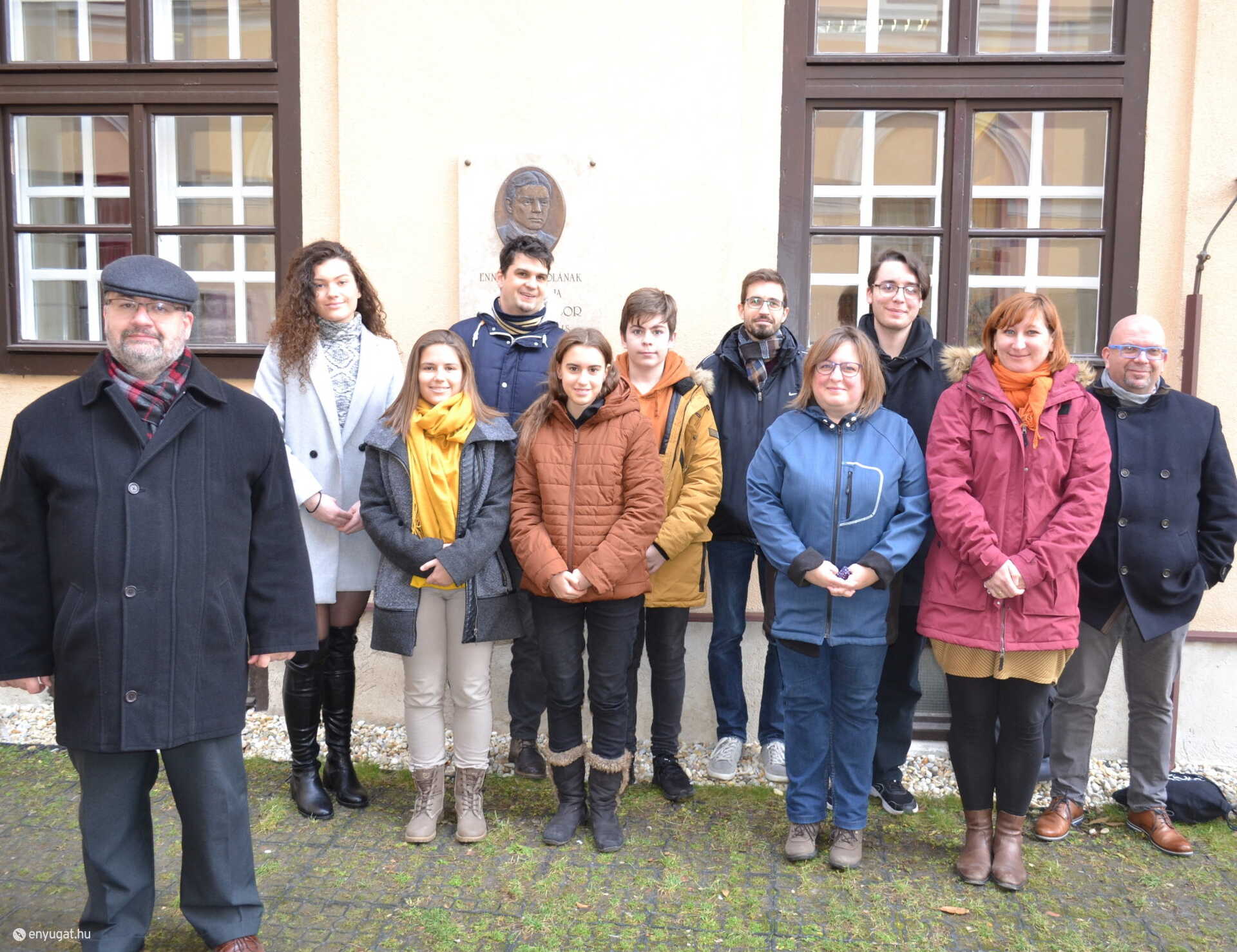 Mentortanárok és díjazottak Sztehlo Gábor emléktáblája előtt a Líceum udvarán.