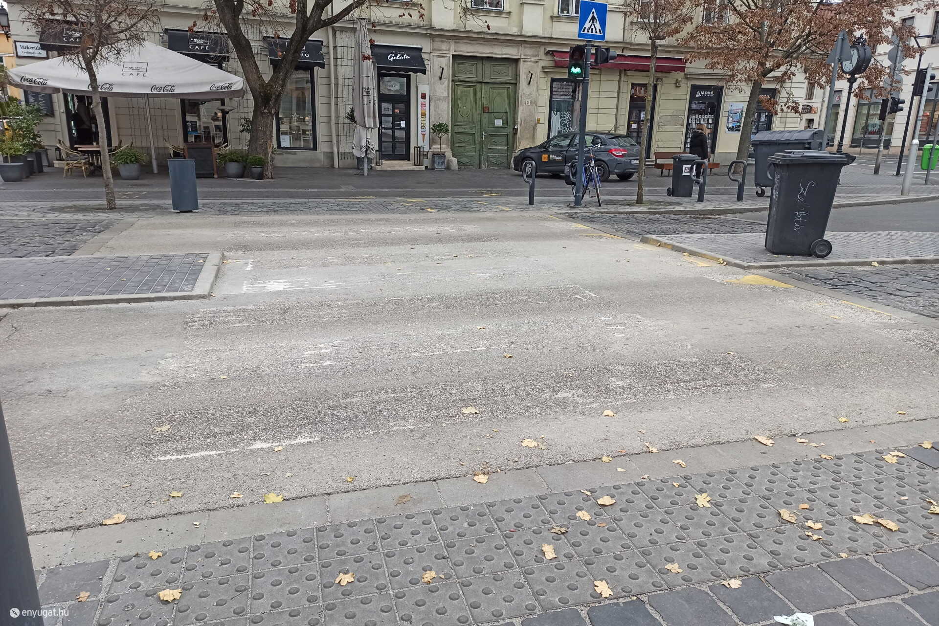 A zebrát és kerékpáros átvezetést már fel is marták