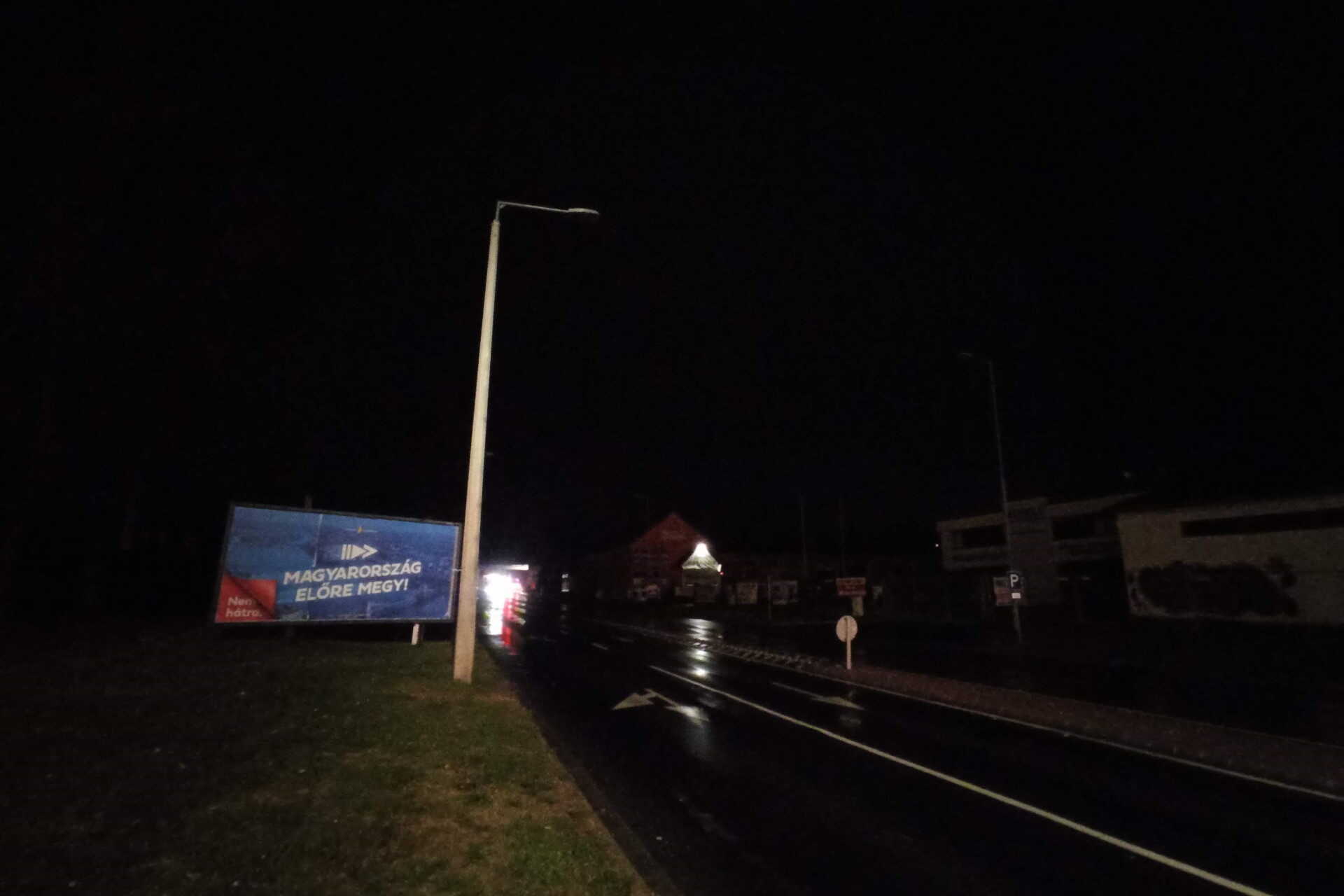 Sötétben a Győri út környéke