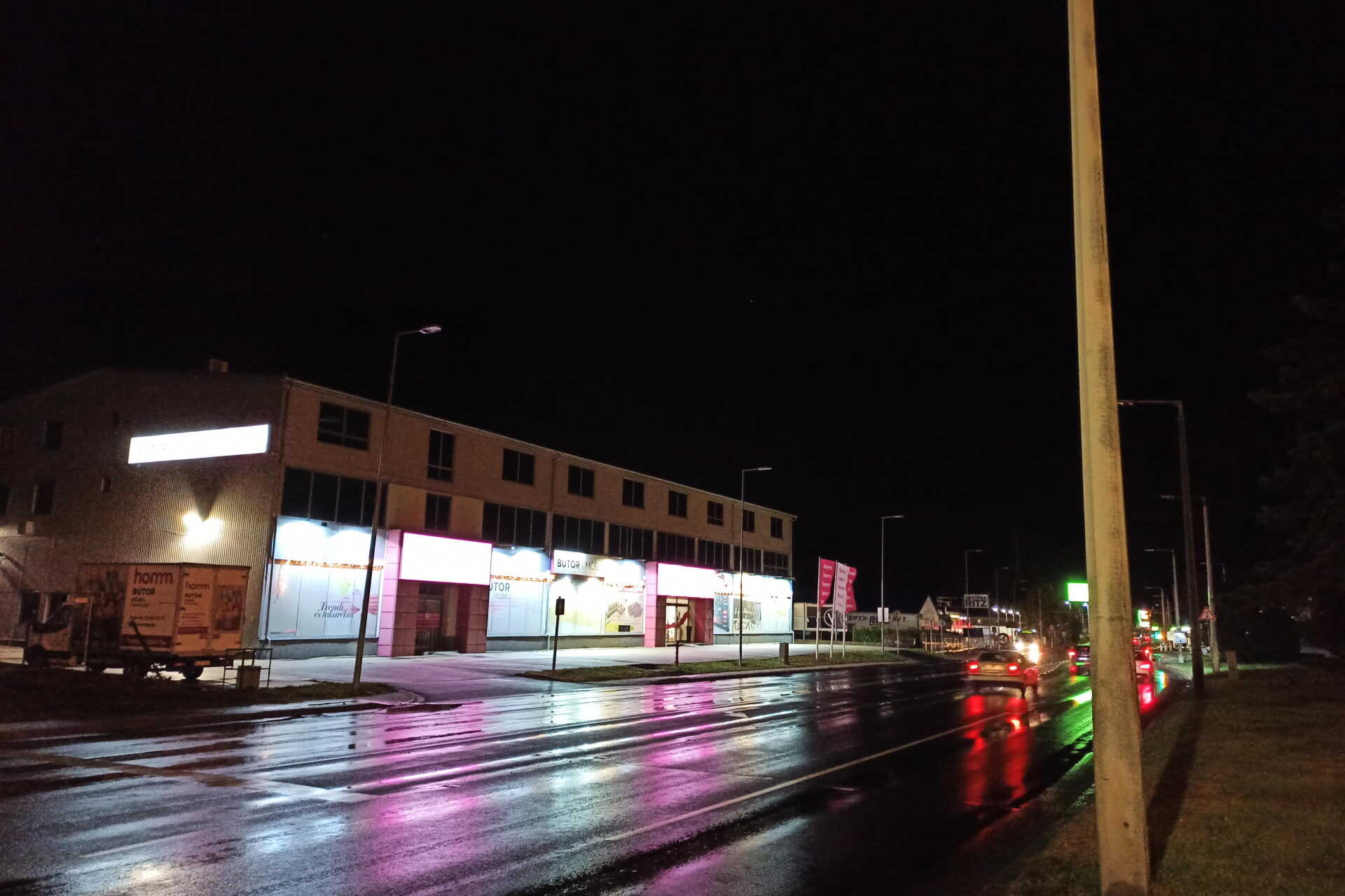 Sötétben a Győri út környéke