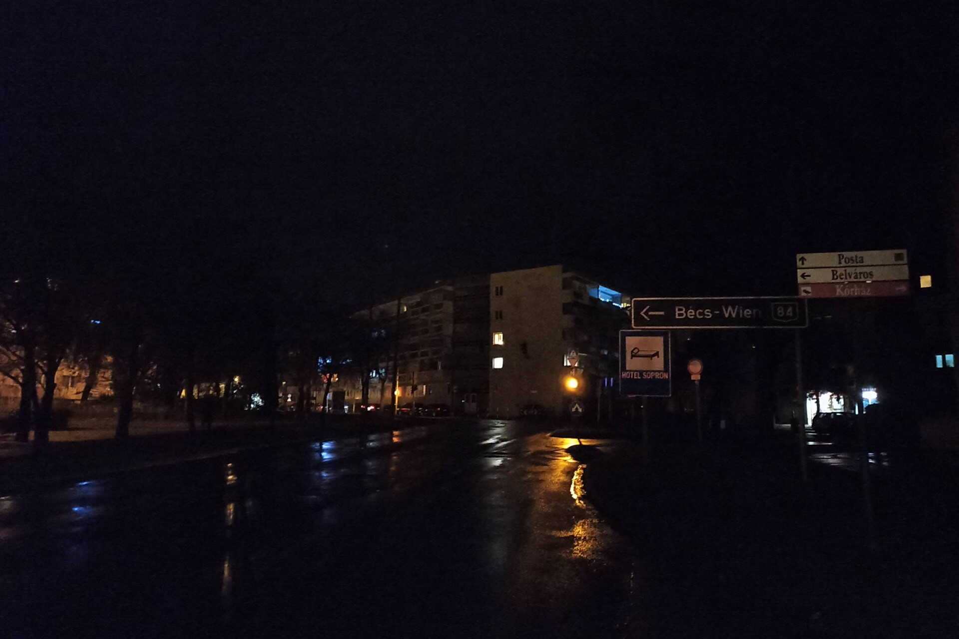 Sötétben a Győri út környéke