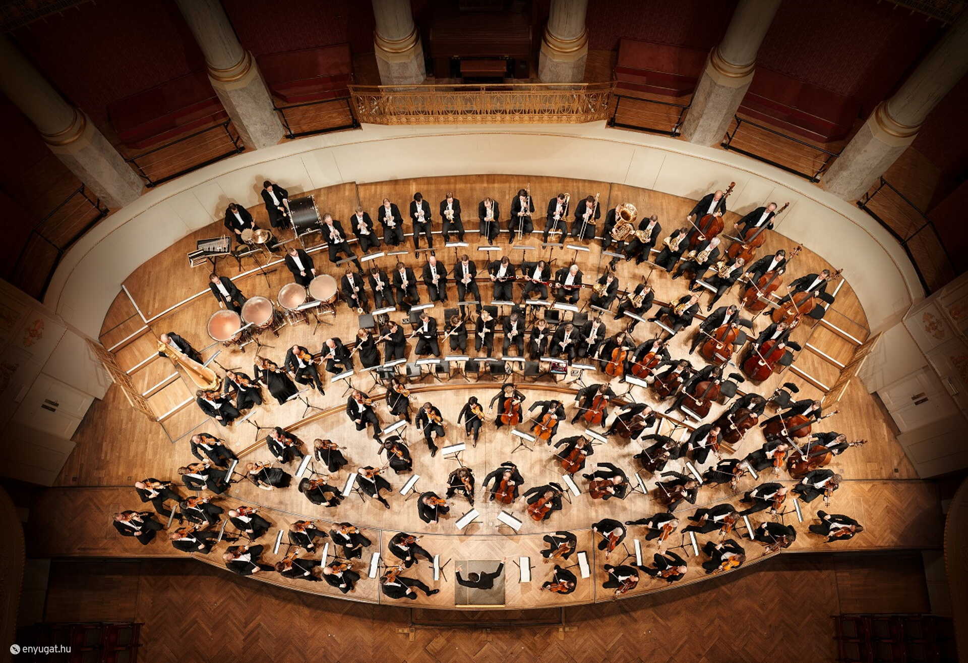 A zenekar a Wiener Konzerthaus nagytermében.