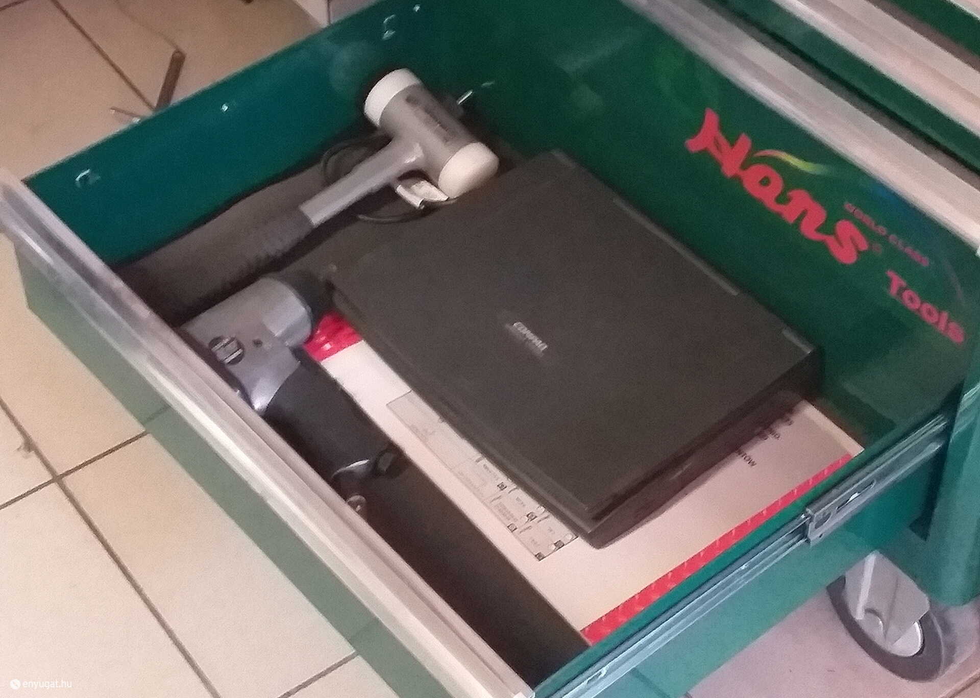 Vas és Zala megyei szervizekre csapott le a NAV - illegális és hamis szoftvereket foglaltak le