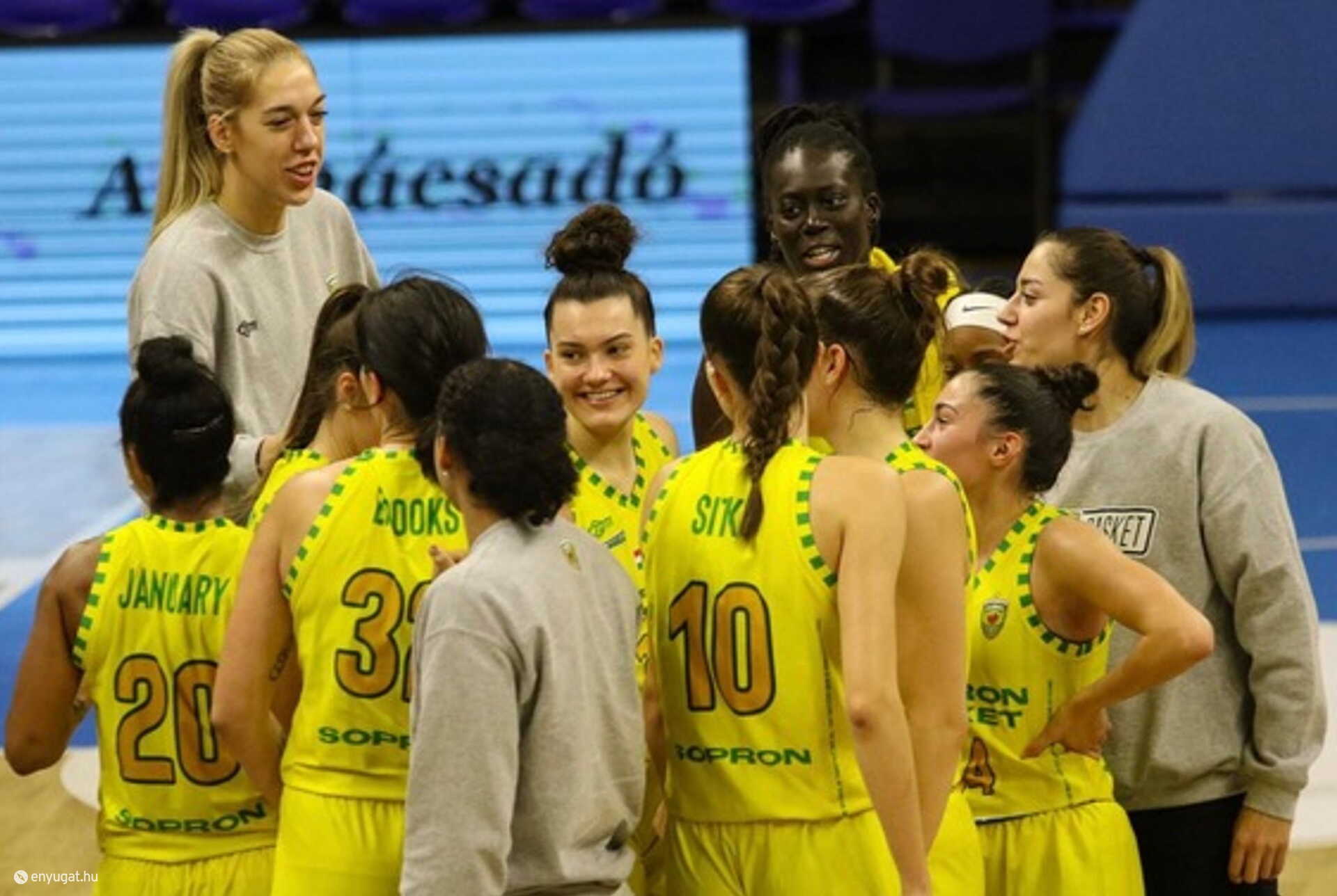 A Sopron Basket játékosainak gyűrűjében Molnár Laura.