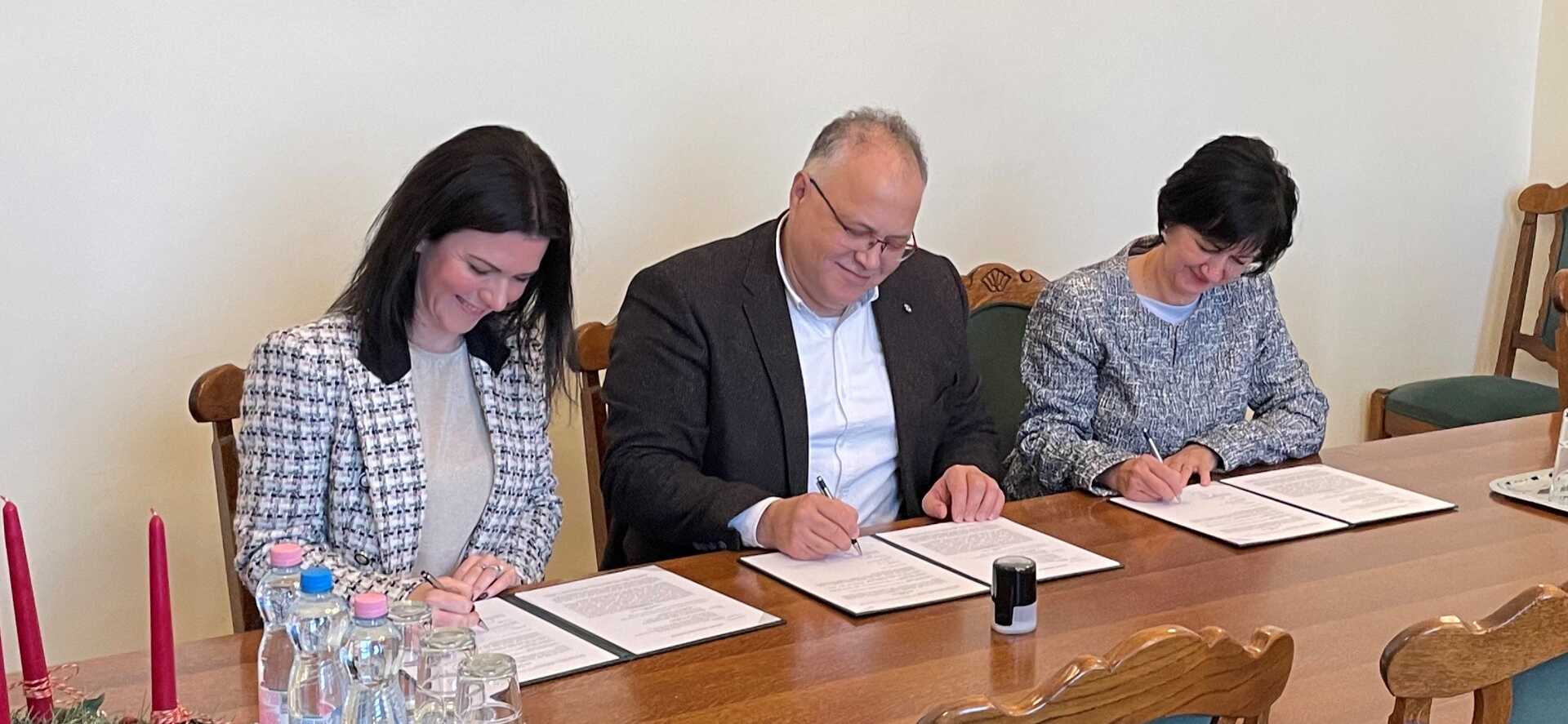 Vörös Andrea Kidea ötletgazda, Prof. dr. Fábián Attila rektor Soproni Egyetem, Kozák Tamásné óvodavezető Lewinszky Anna Gyakorló