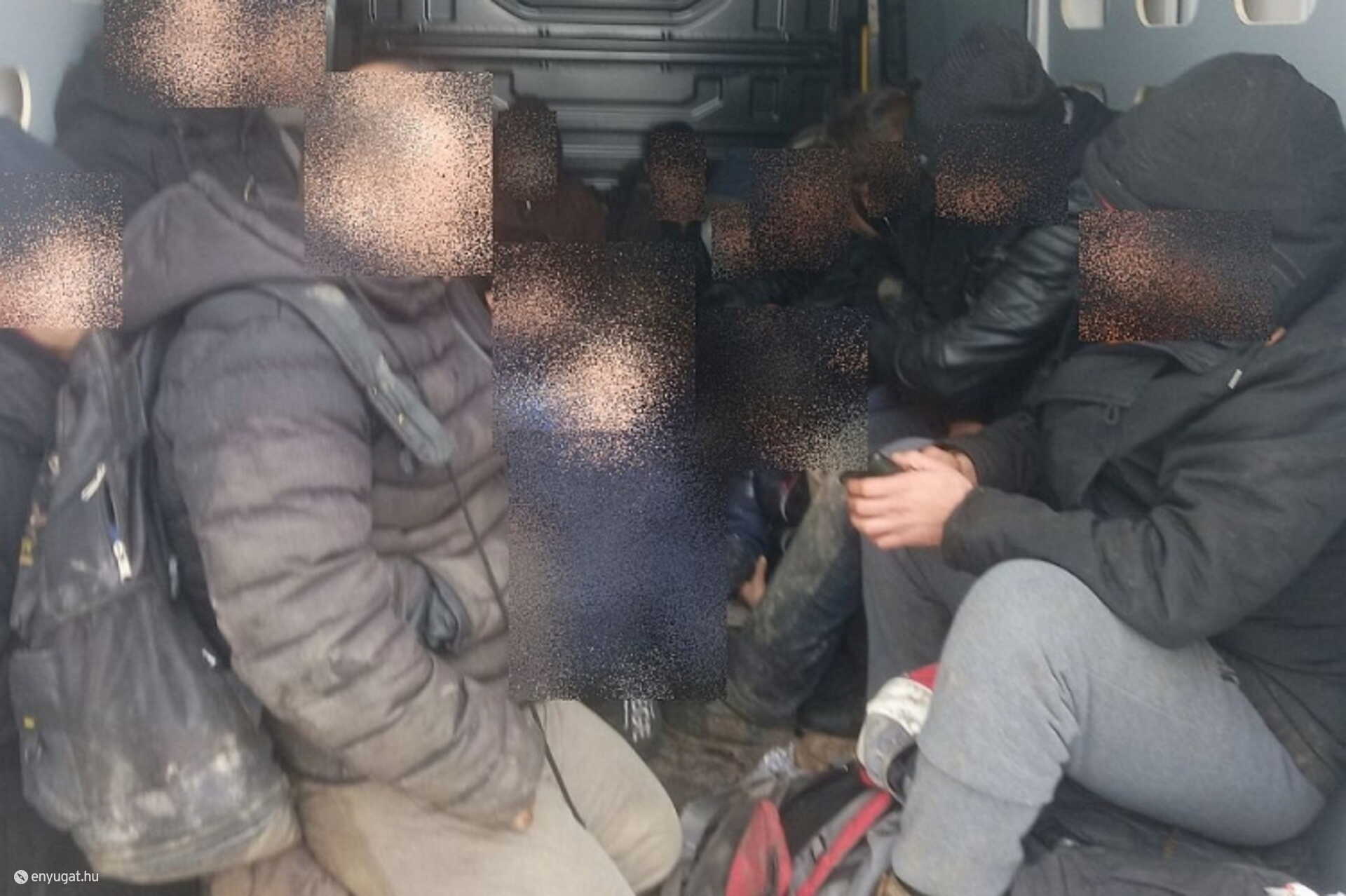 Tizennyolc külföldi kuporgott a kocsi rakterében.
