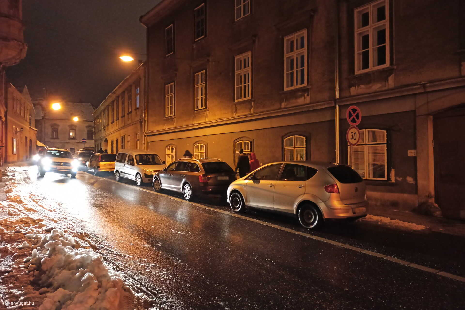 Tilosban parkoló autók sora a Balfi utcában