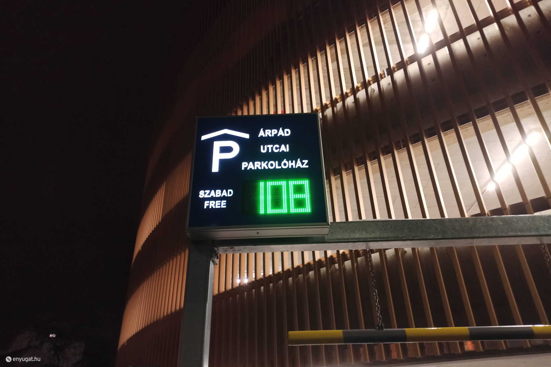 Üres helyek az Árpád utcai parkolóházban