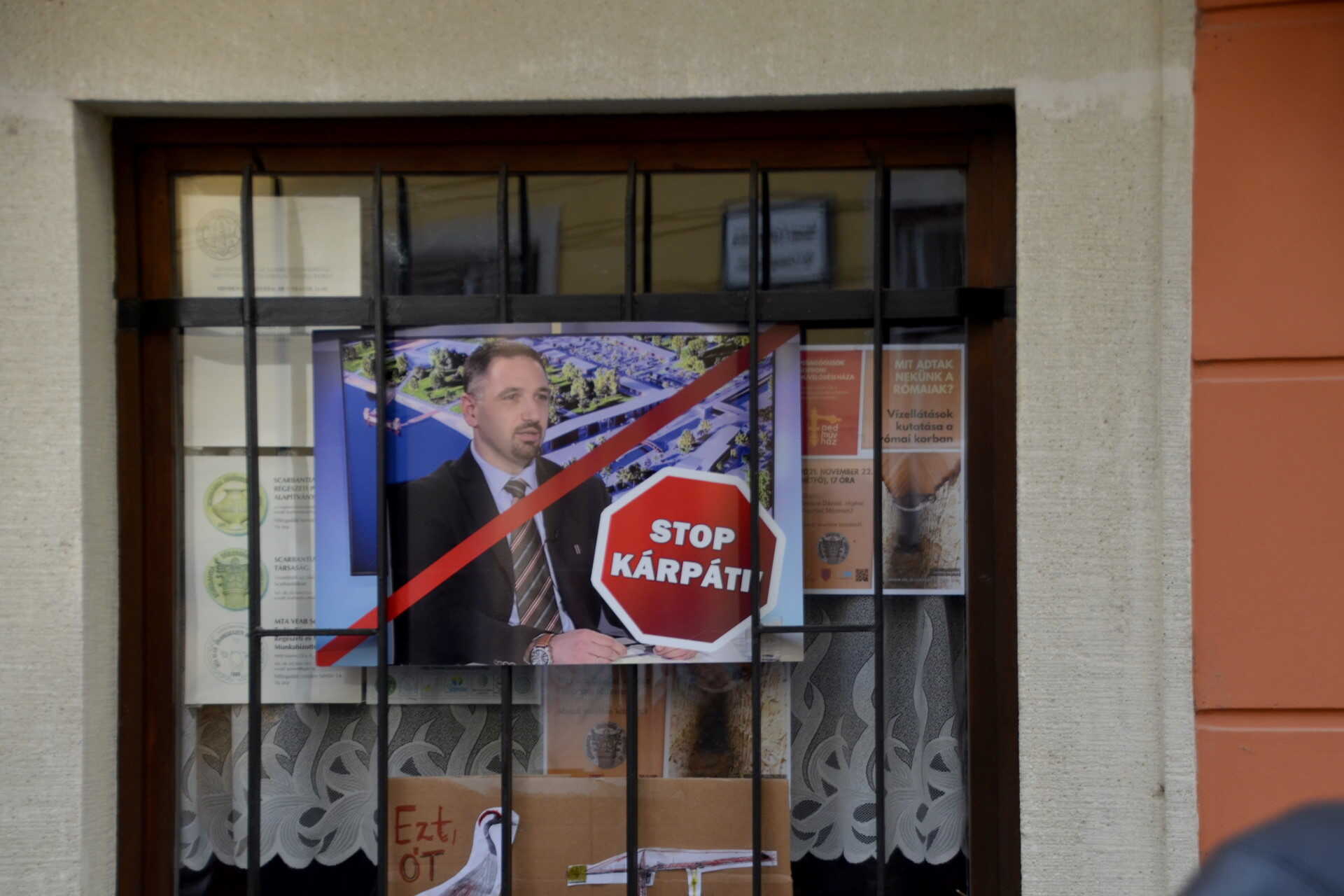 A cég igazgatója is plakátra került a beruházás ellen tiltakozó tüntetésen. Januártól cég már nem lesz...