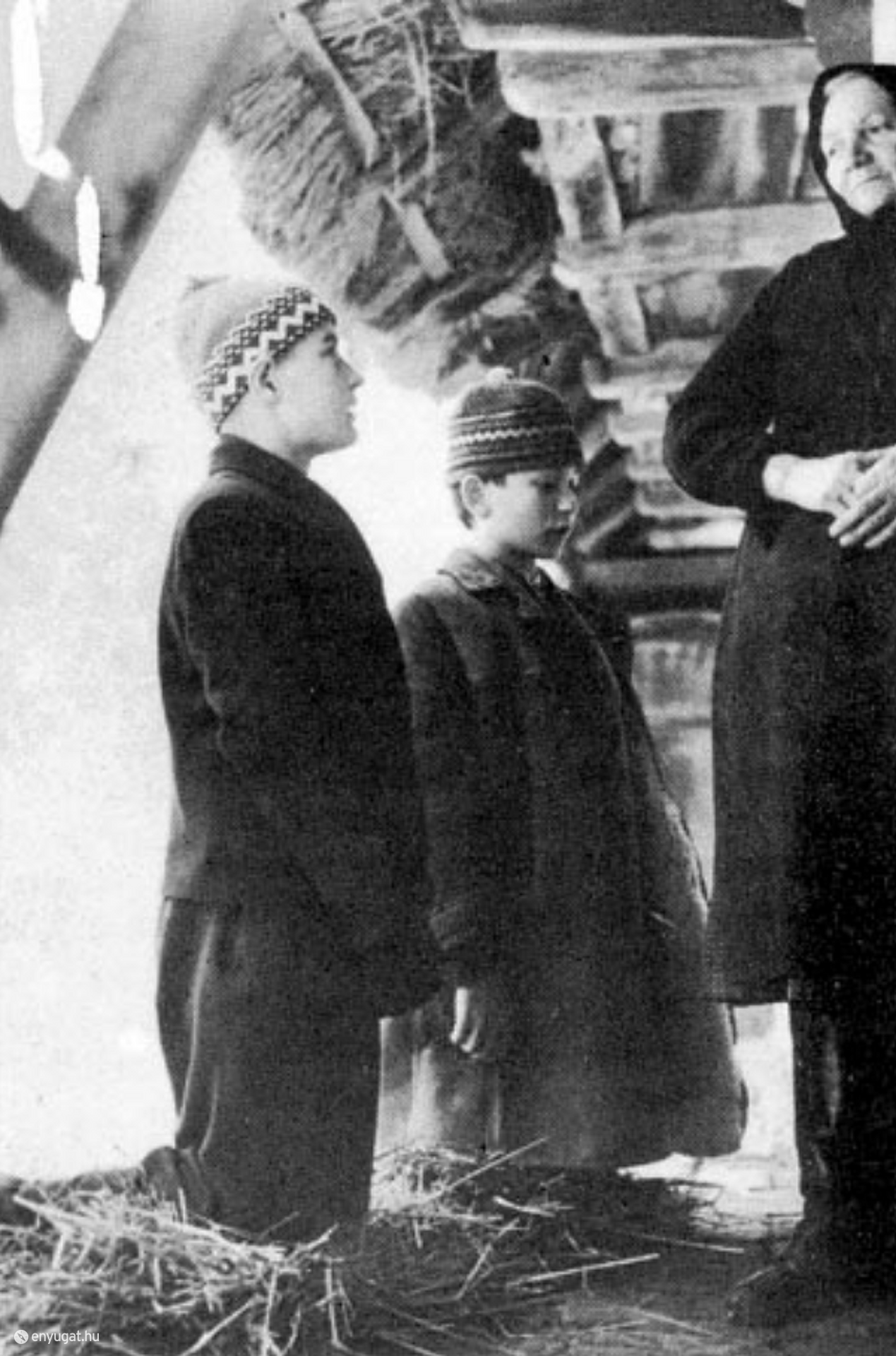  Tóth Péter és Varga Mihály lucázók  és  a házigazda Mariska néni 1969-ben a Bősze-házban.