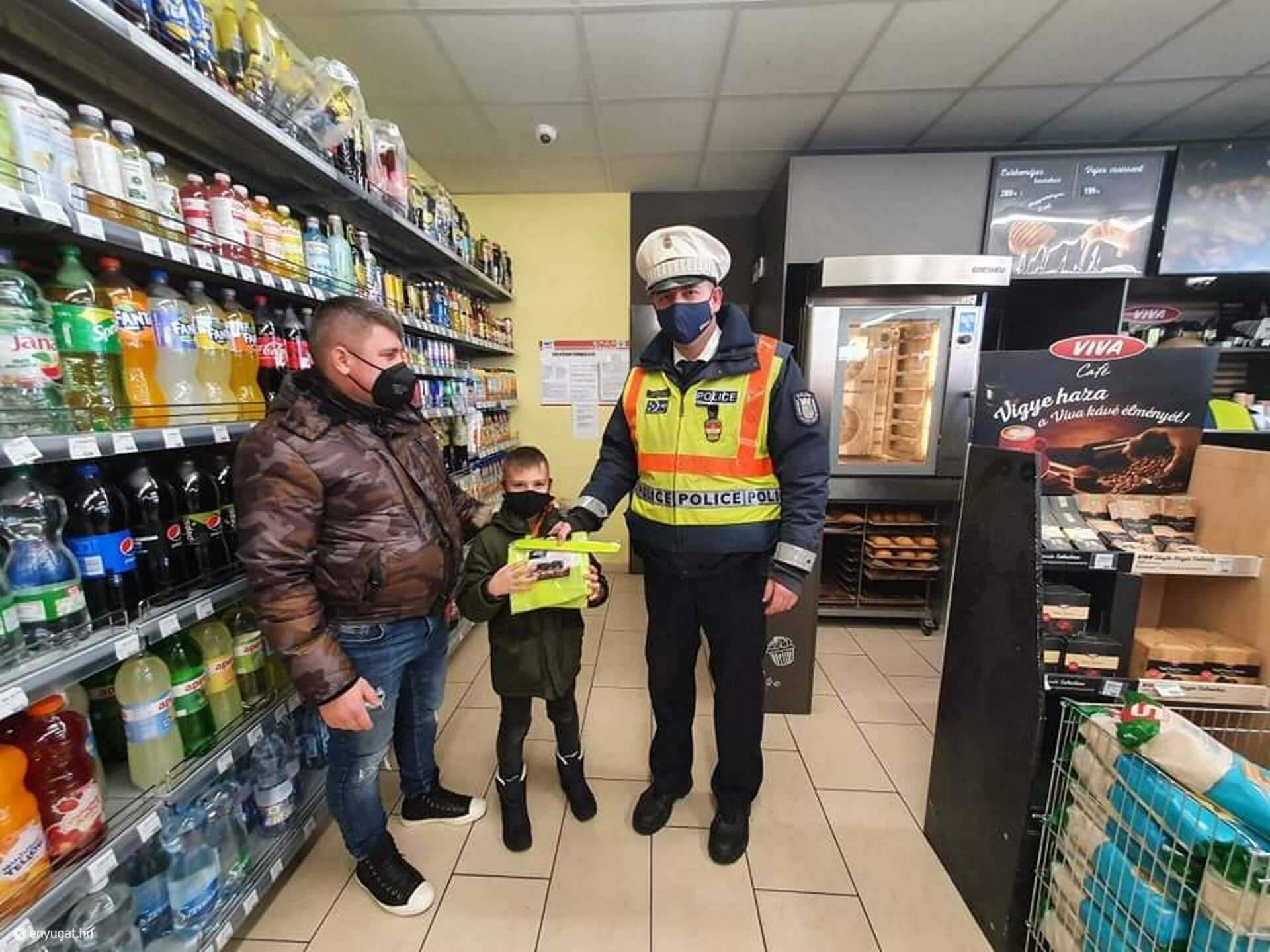 Látatóságot segítő eszközöket is ajándékkoztak a rendőrök.