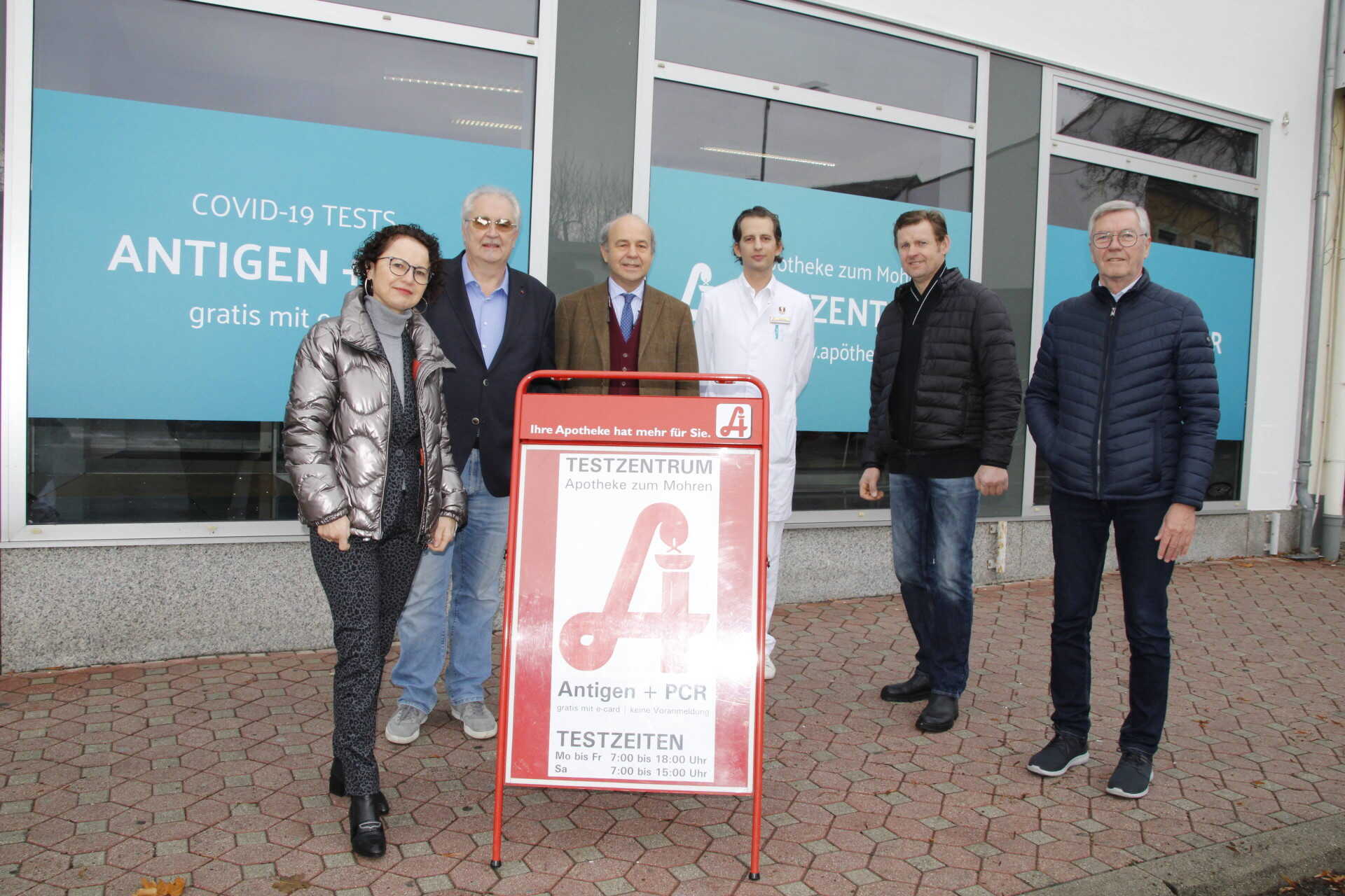 A városvezetés és a patikusok az új tesztközpont előtt