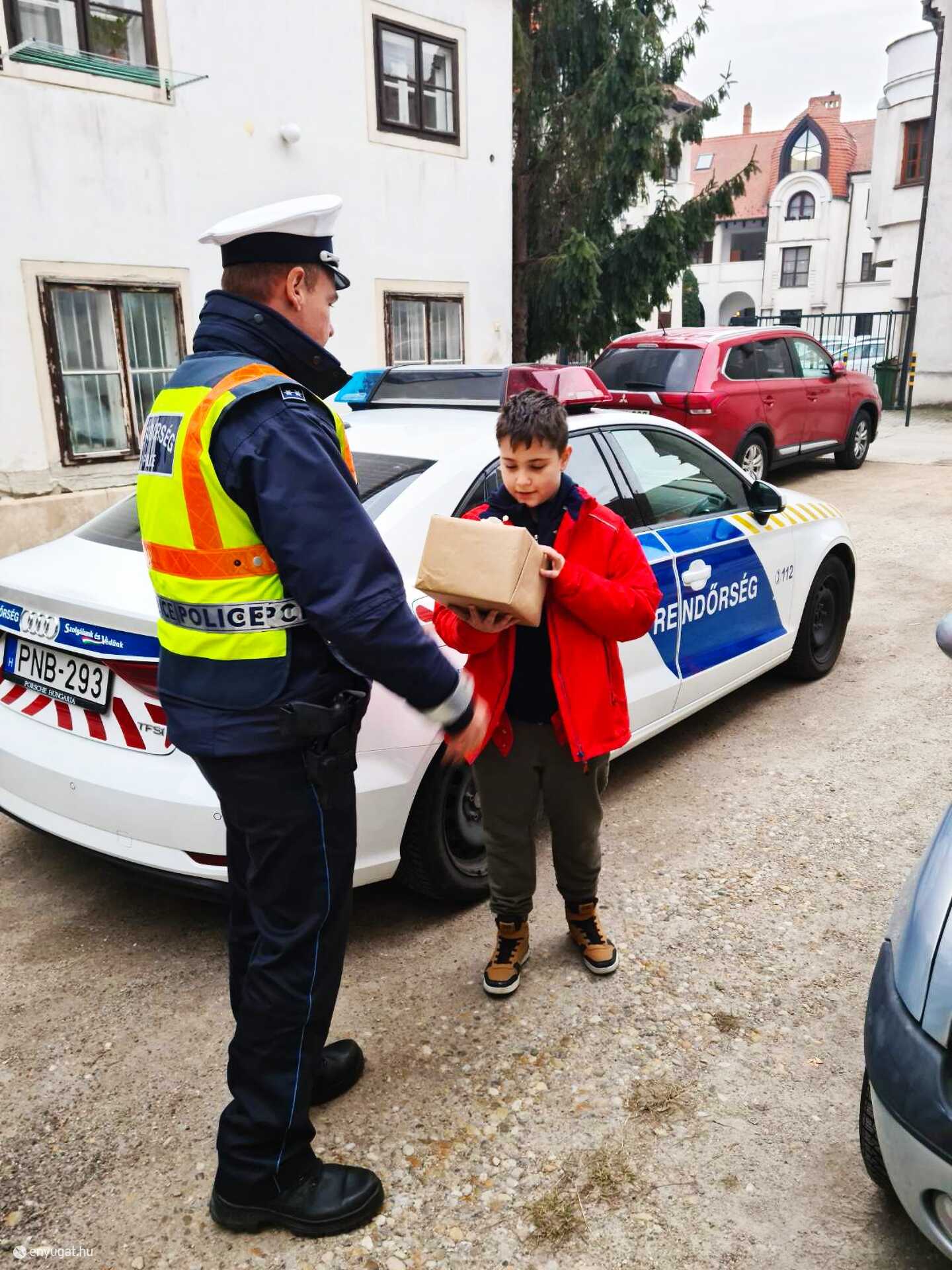 A rendőrök is örülnek, ha elismerik a munkájukat.
