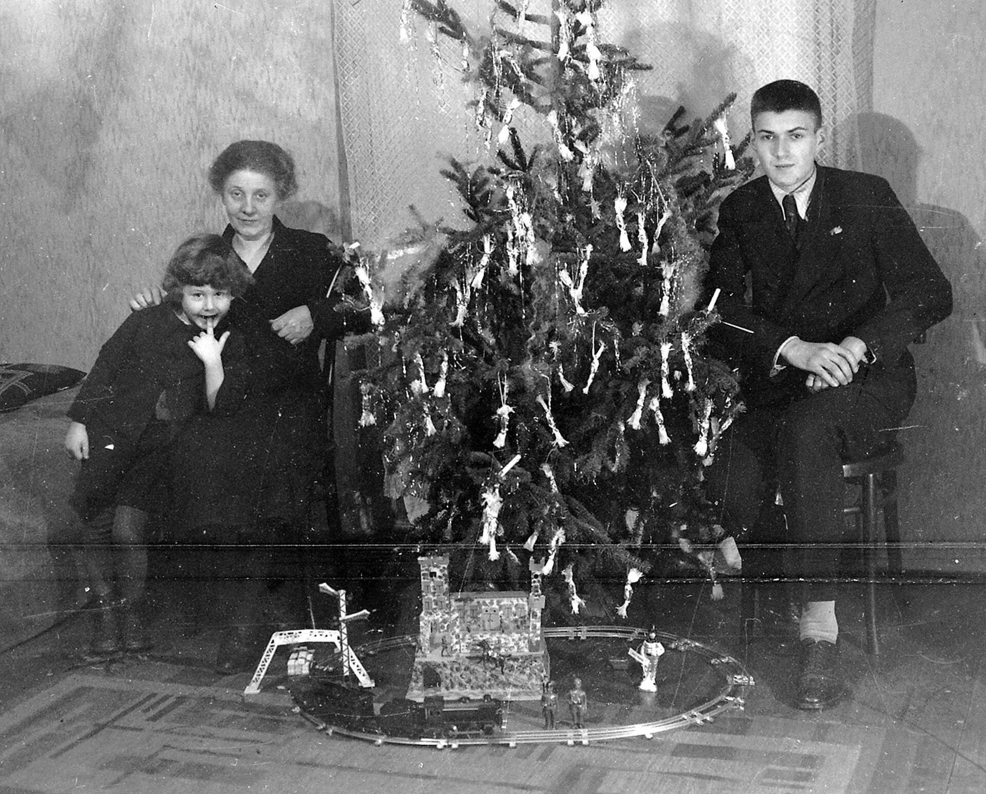 Mi került a fa alá a múlt században 1932