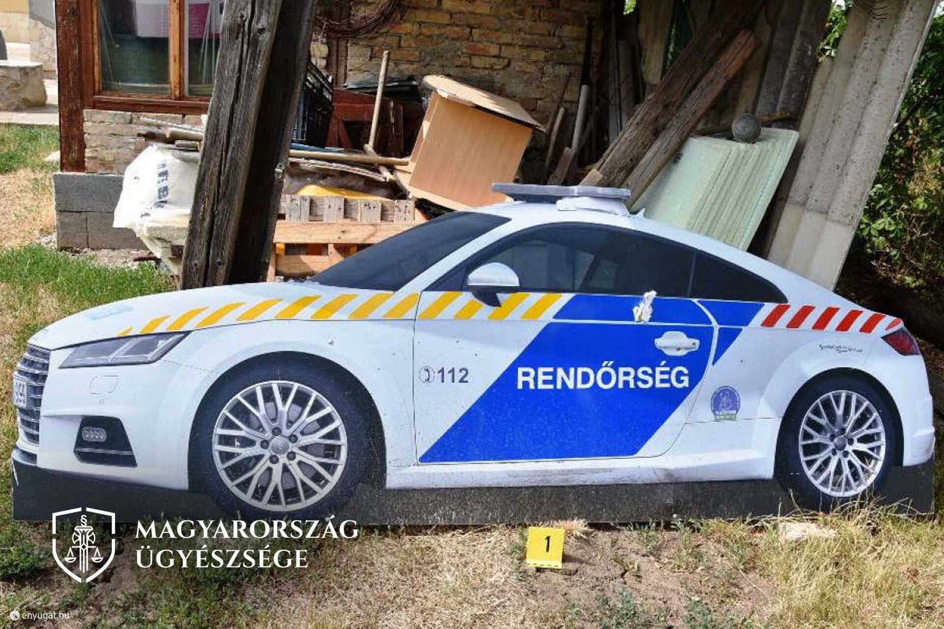 A bádoglemez messziről valódi rendőrautónak látszik.