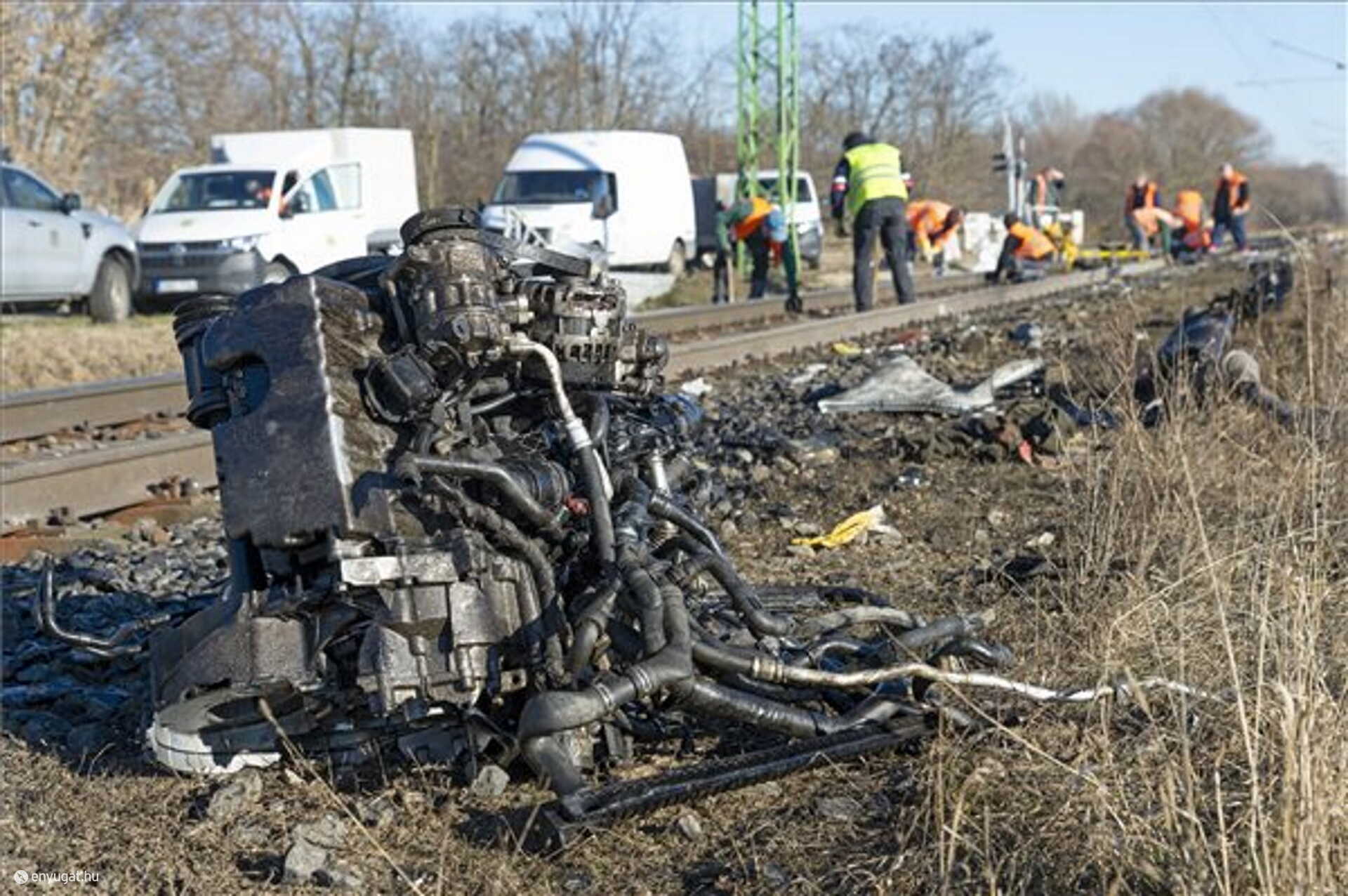 Kiszakadt a vonattal ütköző kisteherautó motorja.