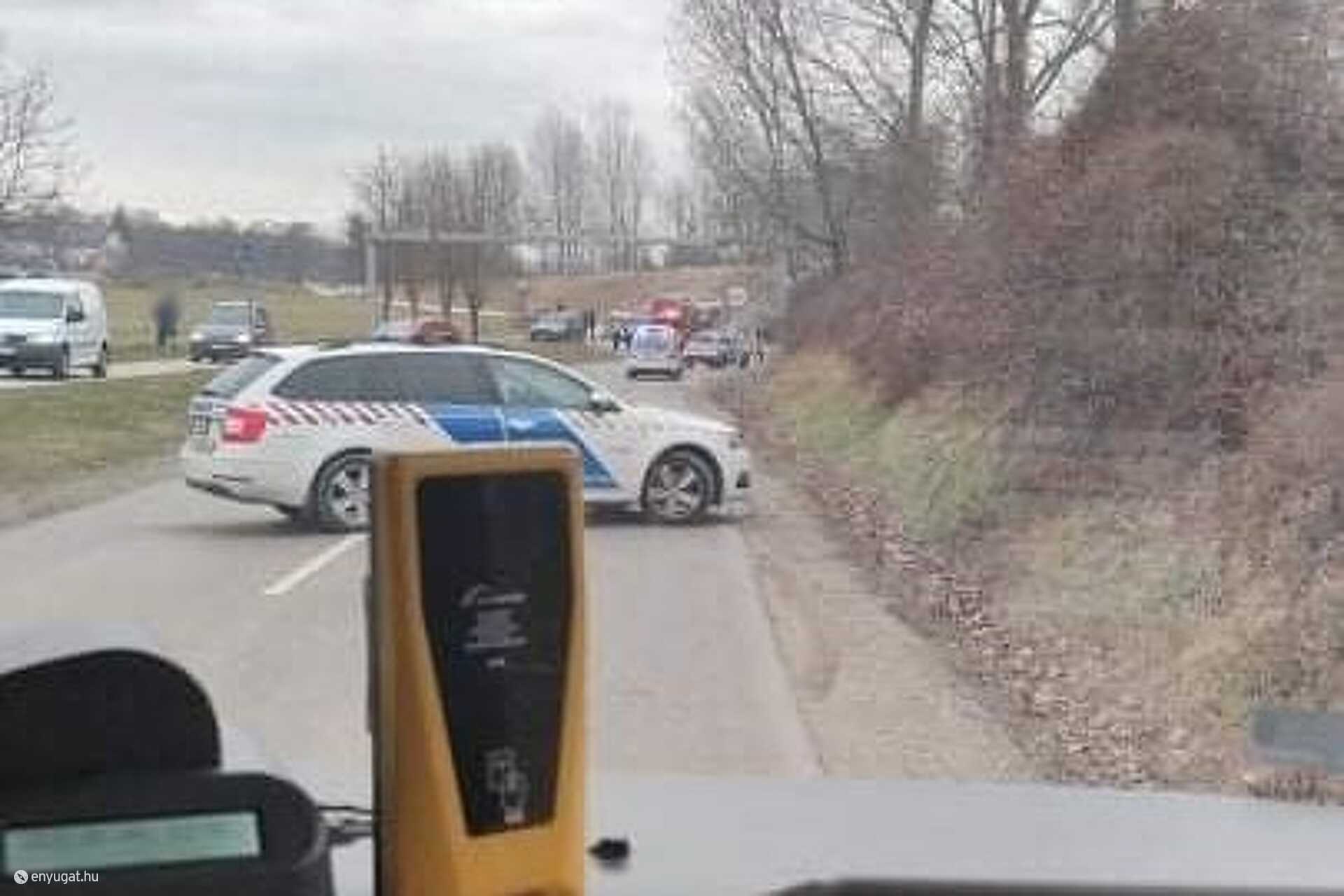Vasúti hídnak hajtott egy autó Sopronban