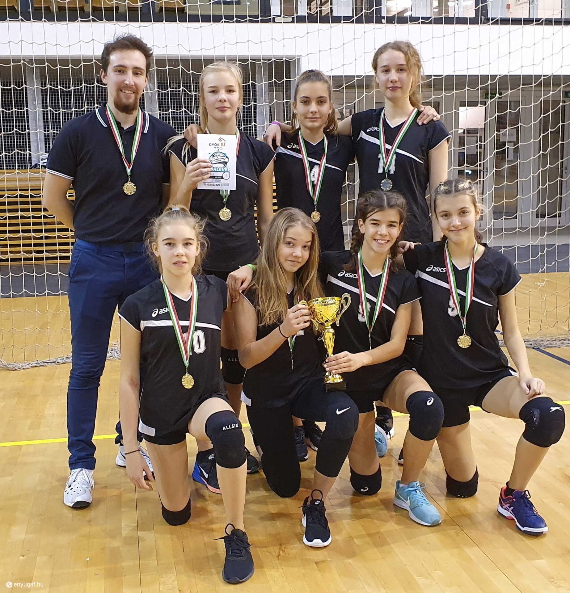 Nagy László edző a máris érmet szerzett csapattal. A fotón Hámori Borka, Kovács Rebeka, Czékó Hanna Noémi. Alsó sor: Hámori Panka, Kereszty Zsóka, Varga Anna, Kóróczki Dóra.