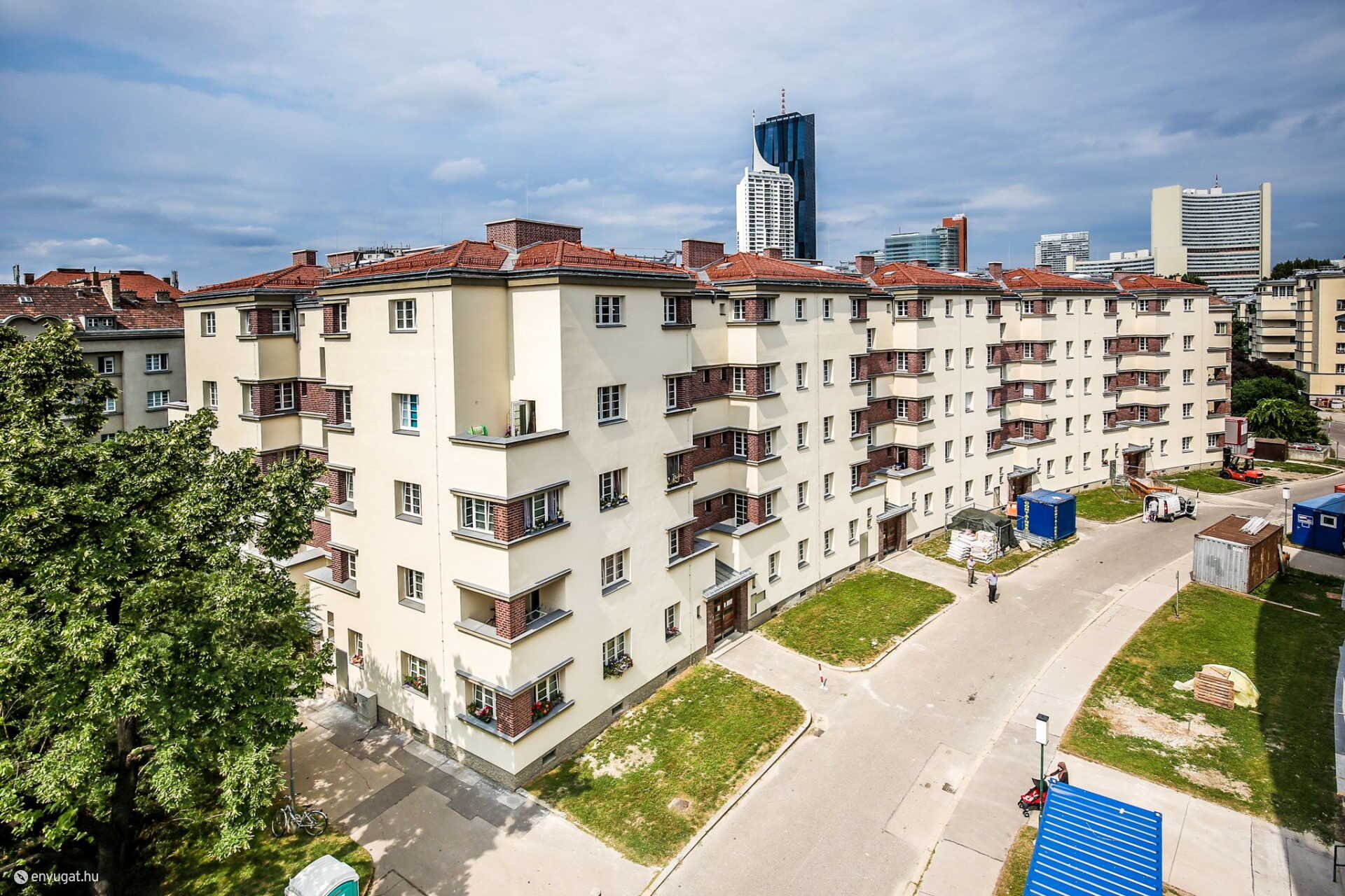 Felújítás alatt álló önkormányzati lakóépület Bécsben.
