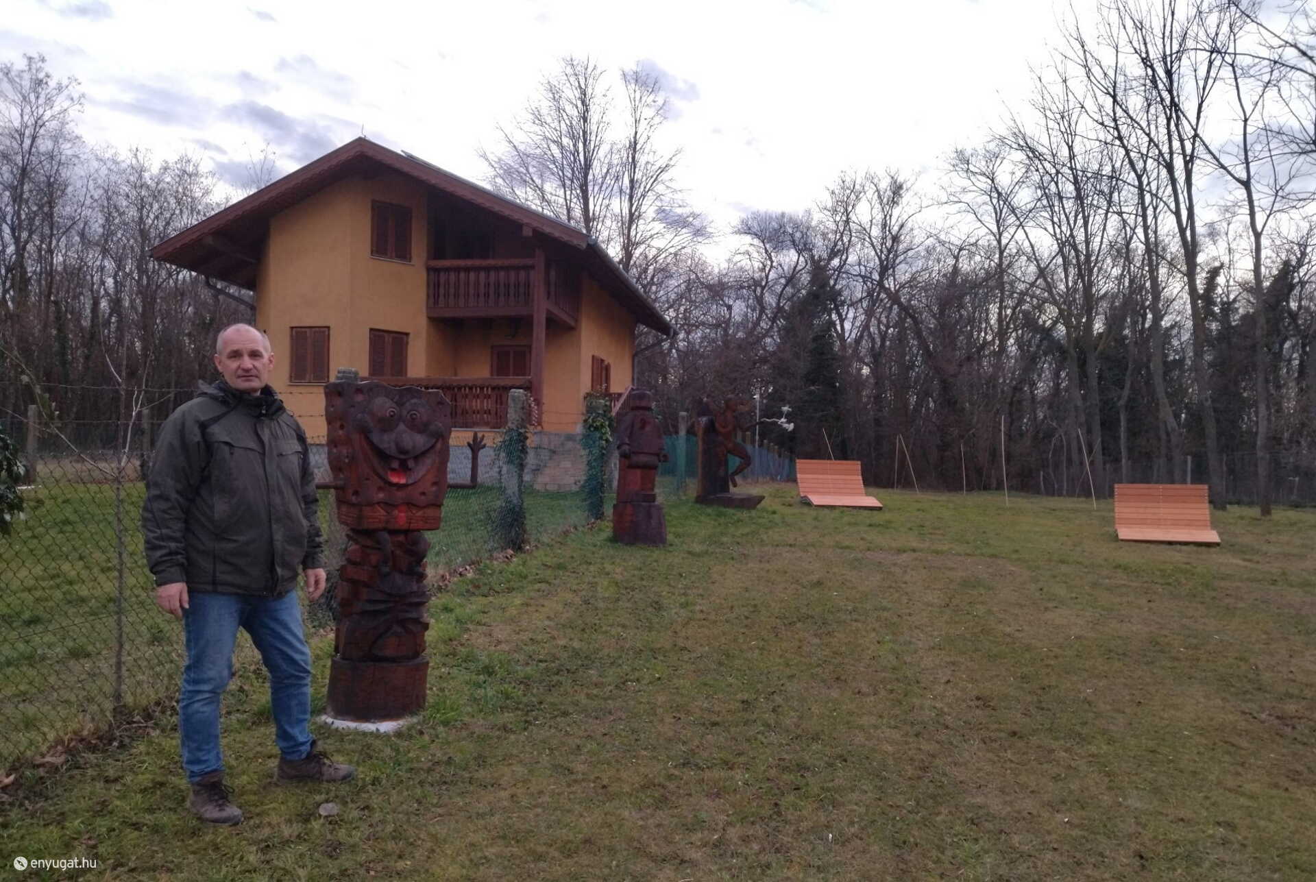 Fülöp Zoltán polgármester a leendő hintapark helyét mutatja a Kotecsi Vendégház mellett.