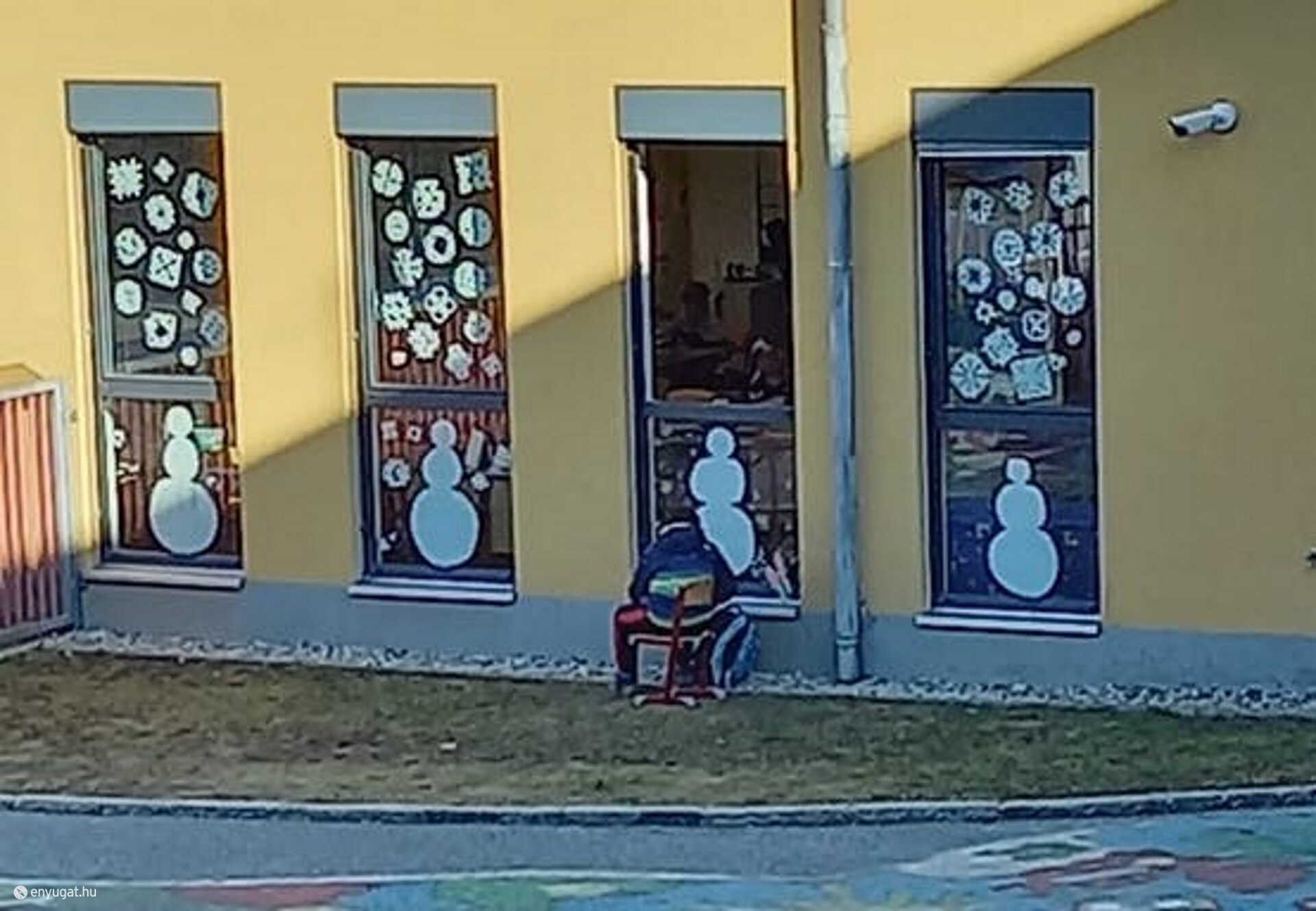 A kisfiú mindenképpen meg akarta írni a tesztet, akár a kinti hidegben is.