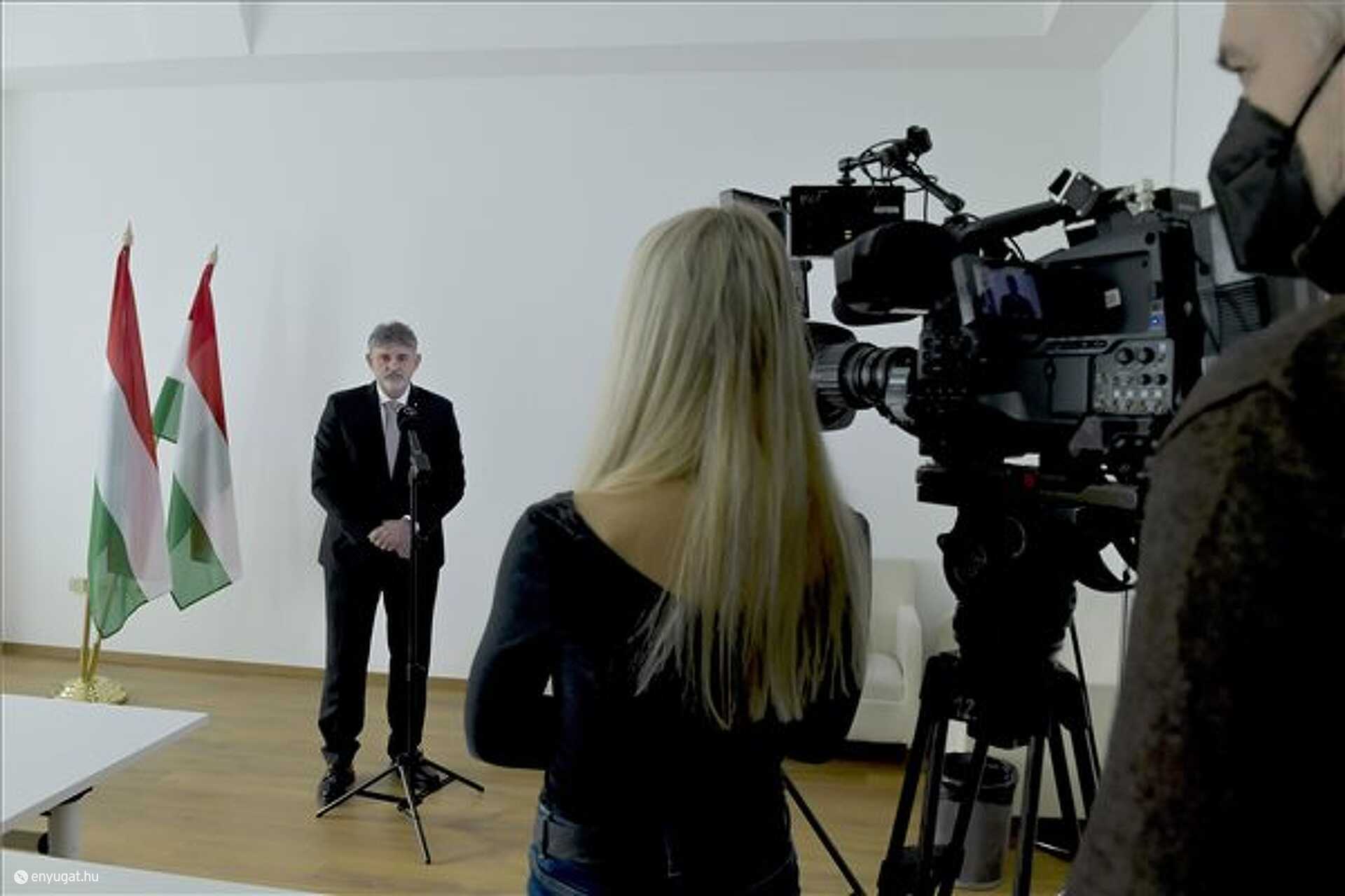 György István, a Miniszterelnökség területi közigazgatásért felelős államtitkára.