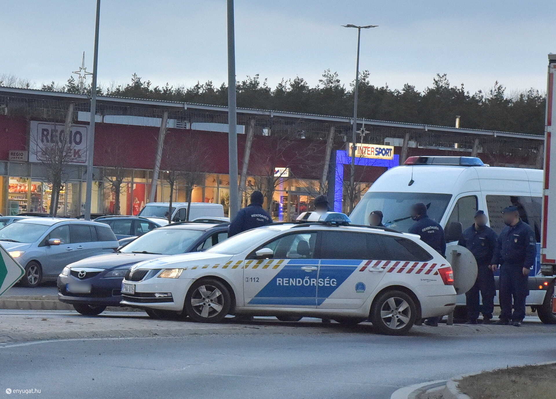 Lengyel rendszámú Mazdával csempészett hét szírt az ukrán embercsempész, Szombathely határában