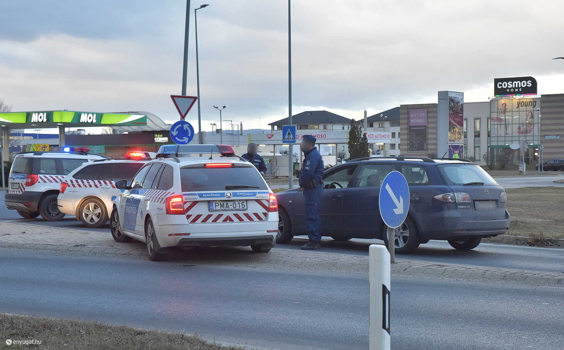 A lengyel rendszámú Mazdában nyolcan ültek